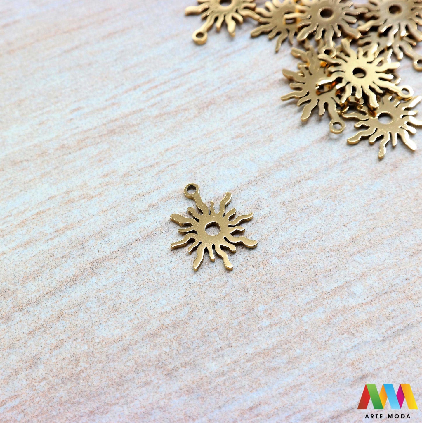 sunce privjesak s jednom rupom jedna rupa privjesak od čelika repromaterijal čelični ogrlice ogrlica narukvica narukvice nanožnica nehrđajući Privjesci izrađeni od nehrđajućeg čelika 316L koji služe za izradu nakita poput narukvica ili ogrlica najčešće se koriste za nizanje ili uz pomoć alkice se stavljaju na sajlu gumu flaks i ostale materijale