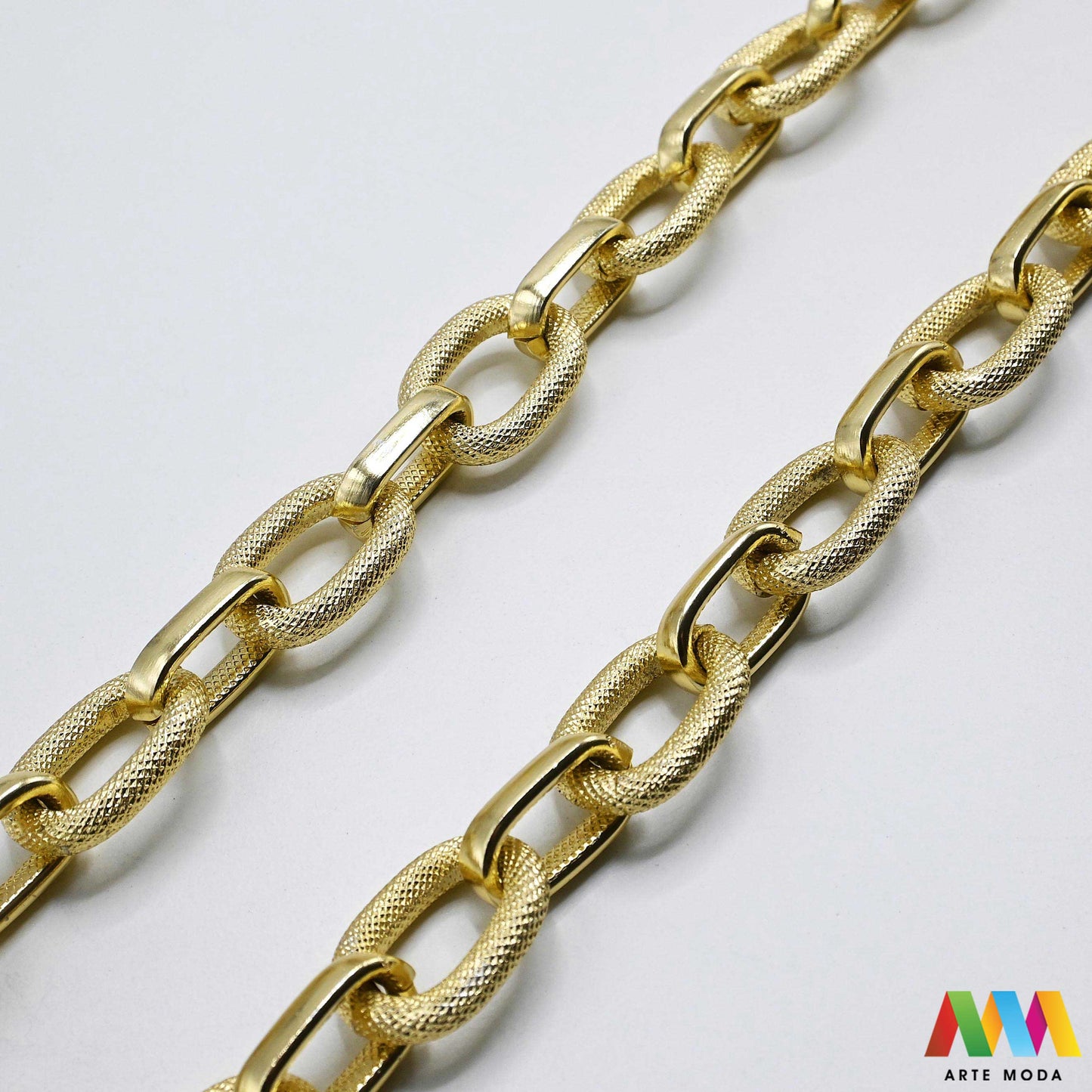 aluminijski lanac torbe ruksak nakit lagani izrada aluminij DIY materijal remen ogrlice narukvice karike ručke pribor komponente ukrasni repromaterijal Želite lagan i trendi materijal Aluminijski lanci savršeni su za vaše projekte Idealni su za izradu laganih remena za torbe ili statement nakita ogrlice narukvice Lakši su od klasičnih metala ne opterećuju i dolaze u raznim bojama i debljinama Lako ih je rezati i oblikovati laganu eleganciju za svoj uradi sam nakit i modne dodatke arte moda repromaterijal