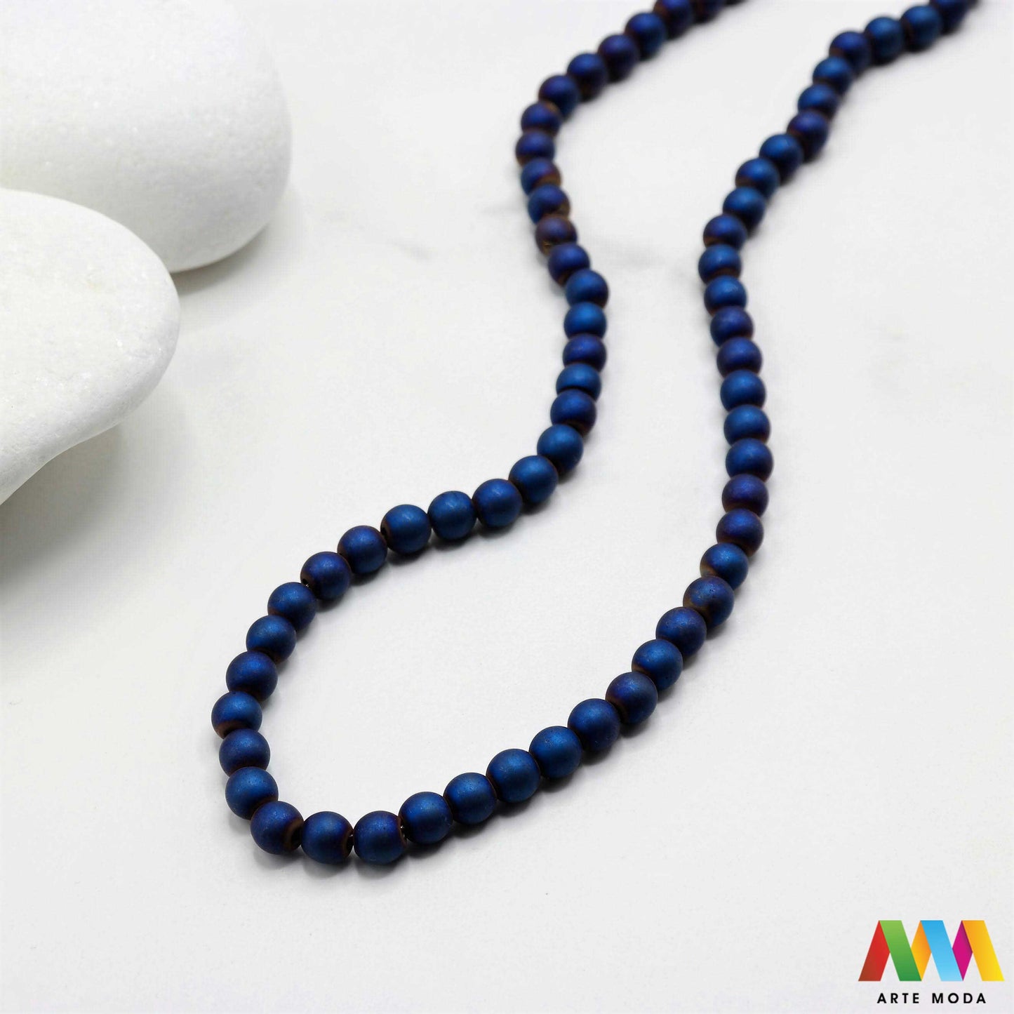 hematit krvavi kamen poludragi mineral metalni sjaj kvarc zrcalo kristal prirodni metalik meditacija zaštita repromaterijal Hematit (ili krvavi kamen) je prirodni mineral smeđe sive ili crne boje karakteriziran prisustvom hladnog metalnog sjaja Vjeruje se da pomaže u jačanju volje samopouzdanja i povezanosti s majkom zemljom Nakit izrađen od njega fascinira svojim tajanstvenim zrcalnim sjajem