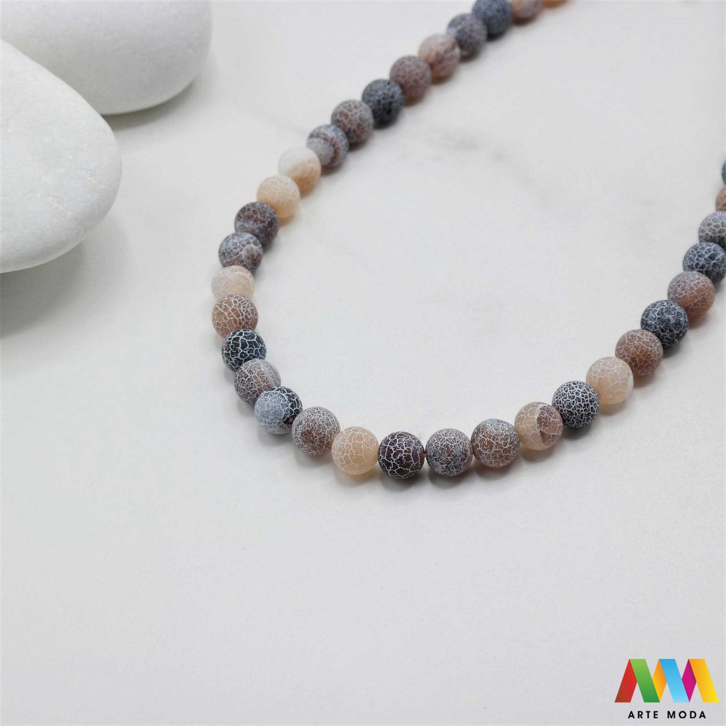 poludragi kamen ahat kristal kalcedon polu dragi poludrago kamenje dragulj mineral kvarc Ahat je jedan od najrasprostranjenijih kristala na planeti Ahat spada u grupu kalcedona izrazito je dekorativan te se od njega izrađuje lijepi nakit i ukrasni predmeti U Hrvatskoj je poznati Lepoglavski Ahat s brda Gaveznica