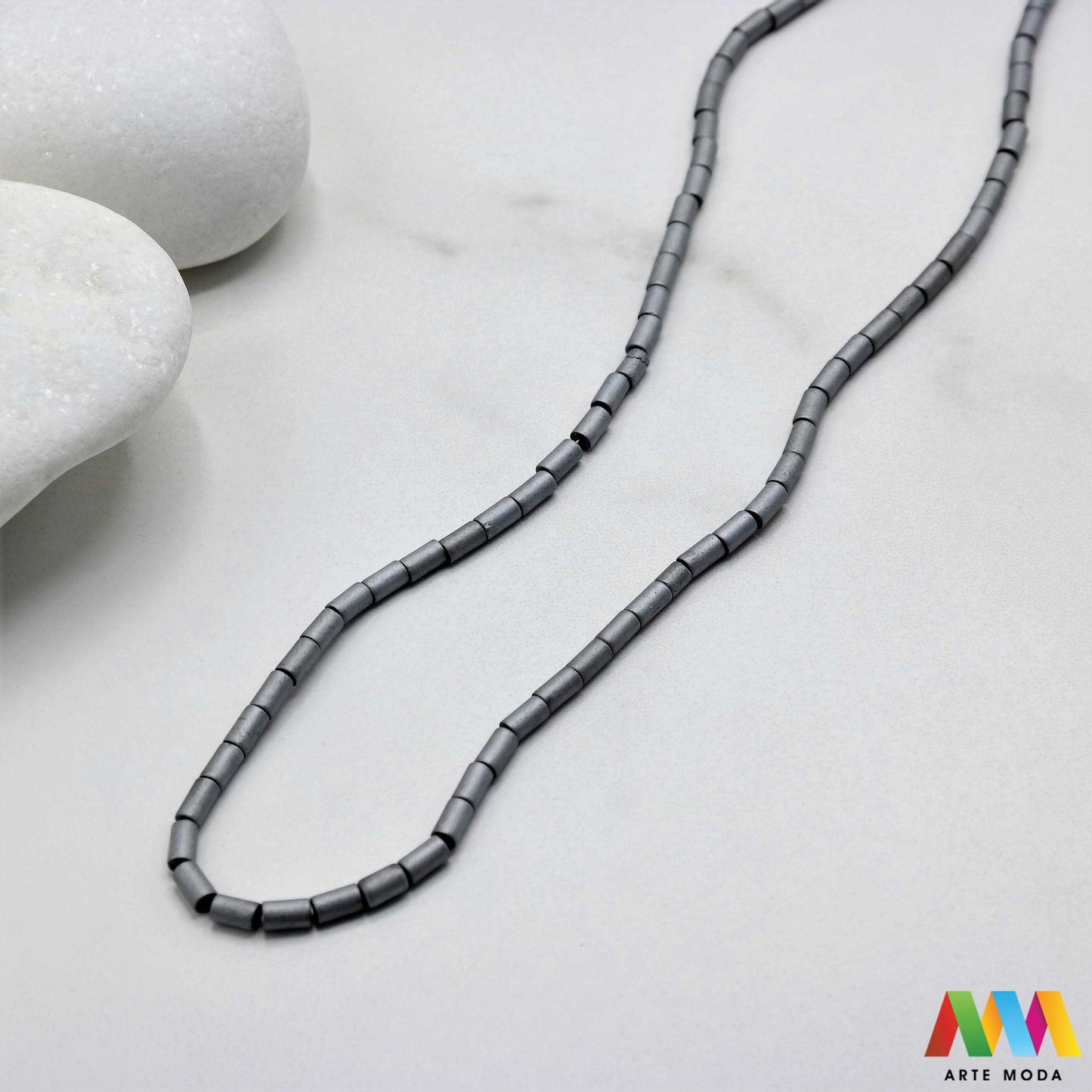 hematit krvavi kamen poludragi mineral metalni sjaj kvarc zrcalo kristal prirodni metalik meditacija zaštita repromaterijal Hematit (ili krvavi kamen) je prirodni mineral smeđe sive ili crne boje karakteriziran prisustvom hladnog metalnog sjaja Vjeruje se da pomaže u jačanju volje samopouzdanja i povezanosti s majkom zemljom Nakit izrađen od njega fascinira svojim tajanstvenim zrcalnim sjajem