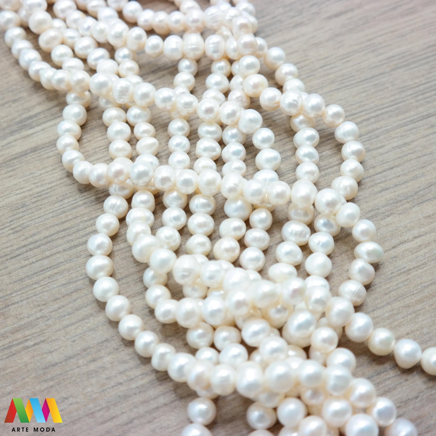 riječni biser zrno bisernica sedef školjka dragi kamen dragulj poludrago kamenje repromaterijal poludragi ukrasni mineral kristal Biser je zrnata tvorevina koja nastaje kod nekih mekušaca osobito kod školjaka bisernica Sastavljeni su od tankih koncentričnih slojeva sedefa i većinom su okruglasti Umjetno uzgojen biser pravi je dragulj mora kojega su stvorili zajednički napori prirode čovjeka i školjke - bisernice arte moda