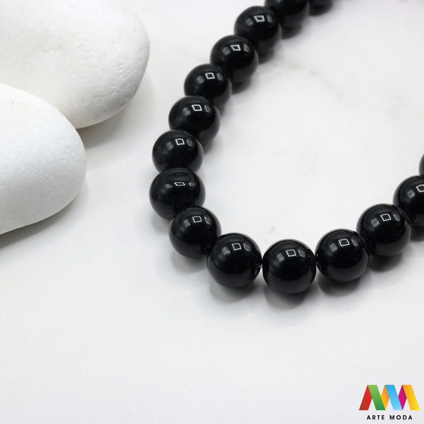 oniks onyx kristal kvarc kalcedon poludrago kamenje repromaterijal poludragi ukrasni kamen mineral crne perle crni muški nakit zaštite uzemljenje snaga izrada DIY mat sjajni narukvice ogrlice Otkrijte moć Oniksa Ovaj crni poludragi kamen simbolizira snagu zaštitu i uzemljenje Njegova duboka boja i elegantan finiš (mat/sjajni) savršeni su za sofisticirani muški i unisex nakit Birajte mat ili sjajne perle od Oniksa i unesite dozu klasične elegancije u svoj uradi sam nakit arte moda repromaterijal