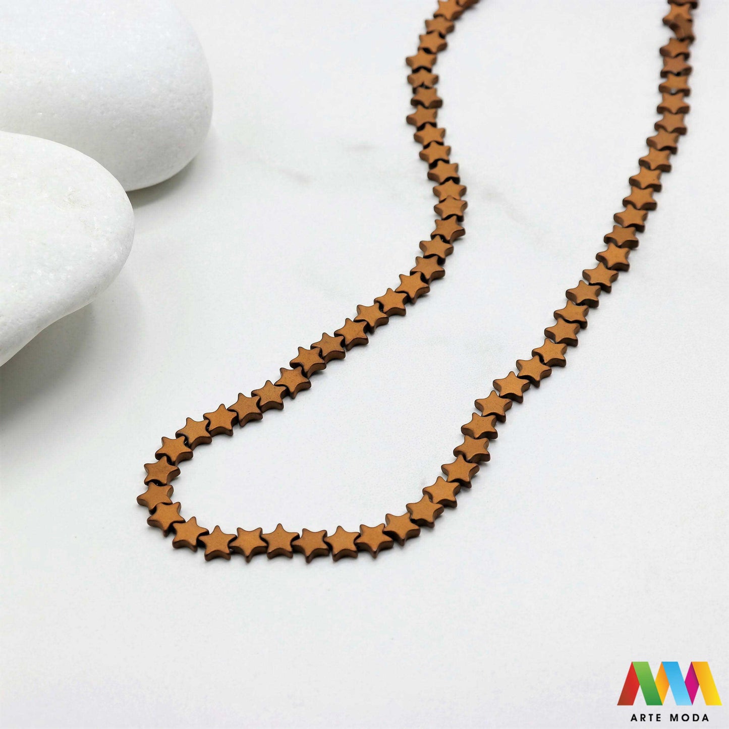 hematit krvavi kamen poludragi mineral metalni sjaj kvarc zrcalo kristal prirodni metalik meditacija zaštita repromaterijal Hematit (ili krvavi kamen) je prirodni mineral smeđe sive ili crne boje karakteriziran prisustvom hladnog metalnog sjaja Vjeruje se da pomaže u jačanju volje samopouzdanja i povezanosti s majkom zemljom Nakit izrađen od njega fascinira svojim tajanstvenim zrcalnim sjajem