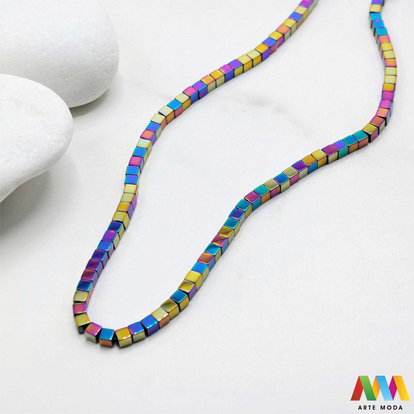 hematit krvavi kamen poludragi mineral metalni sjaj kvarc zrcalo kristal prirodni metalik meditacija zaštita repromaterijal Hematit (ili krvavi kamen) je prirodni mineral smeđe sive ili crne boje karakteriziran prisustvom hladnog metalnog sjaja Vjeruje se da pomaže u jačanju volje samopouzdanja i povezanosti s majkom zemljom Nakit izrađen od njega fascinira svojim tajanstvenim zrcalnim sjajem