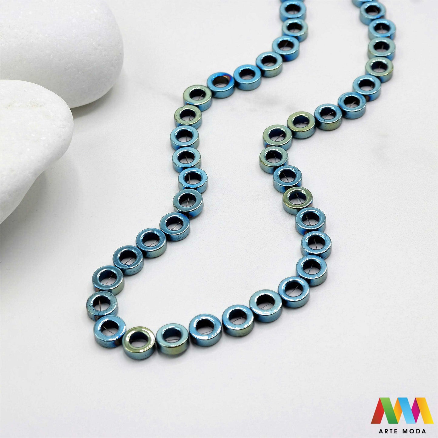 hematit krvavi kamen poludragi mineral metalni sjaj kvarc zrcalo kristal prirodni metalik meditacija zaštita repromaterijal Hematit (ili krvavi kamen) je prirodni mineral smeđe sive ili crne boje karakteriziran prisustvom hladnog metalnog sjaja Vjeruje se da pomaže u jačanju volje samopouzdanja i povezanosti s majkom zemljom Nakit izrađen od njega fascinira svojim tajanstvenim zrcalnim sjajem