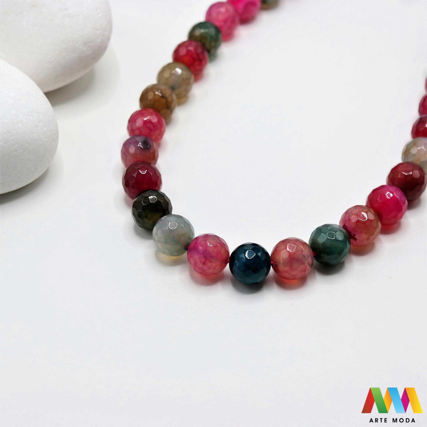 poludragi kamen ahat kristal kalcedon polu dragi poludrago kamenje dragulj mineral kvarc Ahat je jedan od najrasprostranjenijih kristala na planeti Ahat spada u grupu kalcedona izrazito je dekorativan te se od njega izrađuje lijepi nakit i ukrasni predmeti U Hrvatskoj je poznati Lepoglavski Ahat s brda Gaveznica