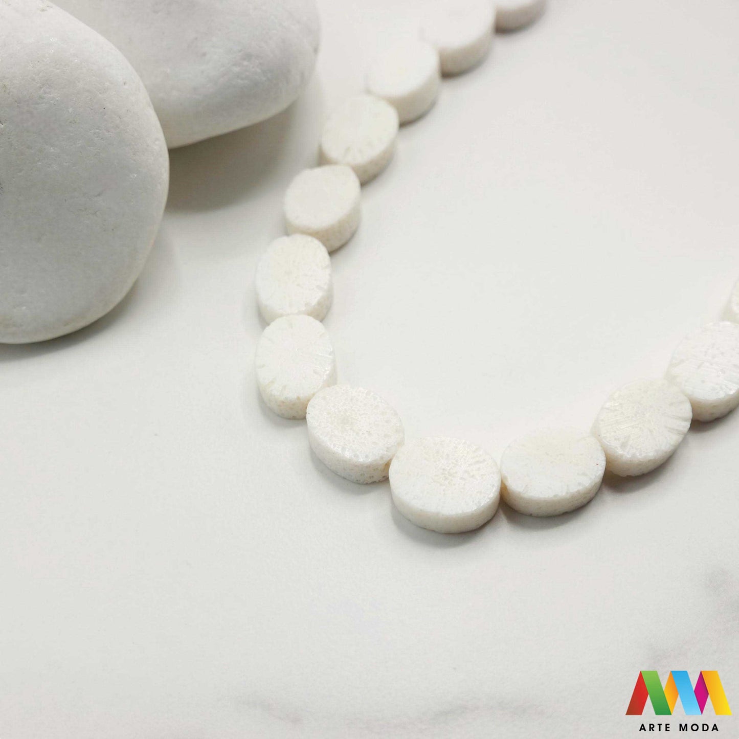 bijeli crveni koralj kalcij dragi kamen dragulj poludrago kamenje repromaterijal poludragi ukrasni mineral kristal Koralji su minerali organskog porijekla kostur živog bića nastao kroz tisuće godina Kao materijal za drago kamenje koristi se samo korijen koralja koji je bogat kalcijem Budući da sadrže organske supstance jako su osjetljivi na visoku temperaturu i kiseline