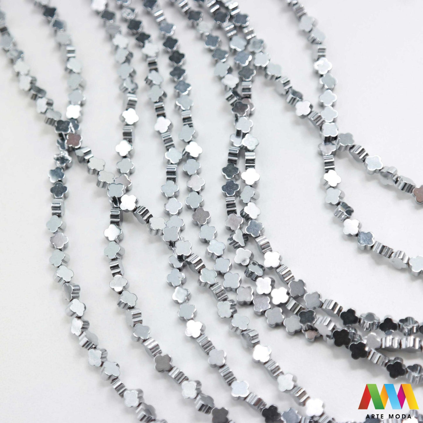 hematit krvavi kamen poludragi mineral metalni sjaj kvarc zrcalo kristal prirodni metalik meditacija zaštita repromaterijal Hematit (ili krvavi kamen) je prirodni mineral smeđe sive ili crne boje karakteriziran prisustvom hladnog metalnog sjaja Vjeruje se da pomaže u jačanju volje samopouzdanja i povezanosti s majkom zemljom Nakit izrađen od njega fascinira svojim tajanstvenim zrcalnim sjajem