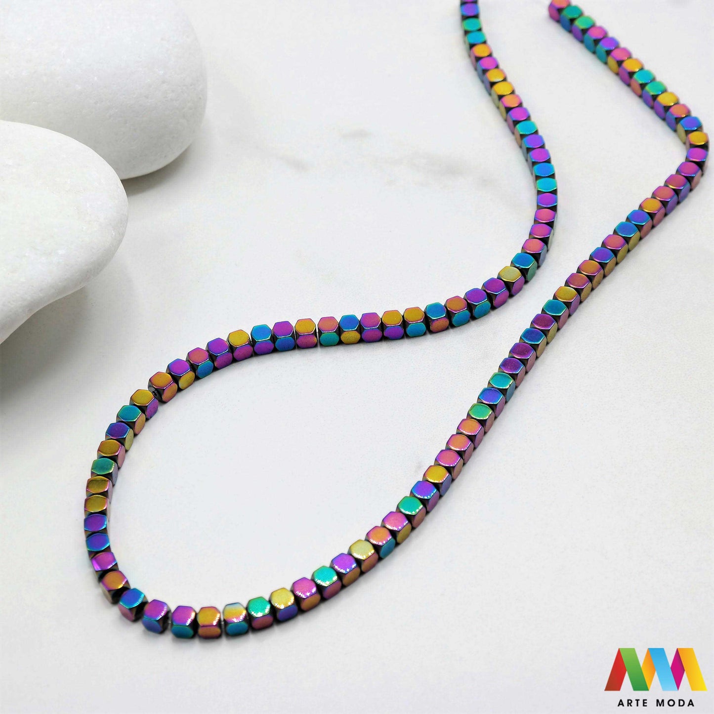 hematit krvavi kamen poludragi mineral metalni sjaj kvarc zrcalo kristal prirodni metalik meditacija zaštita repromaterijal Hematit (ili krvavi kamen) je prirodni mineral smeđe sive ili crne boje karakteriziran prisustvom hladnog metalnog sjaja Vjeruje se da pomaže u jačanju volje samopouzdanja i povezanosti s majkom zemljom Nakit izrađen od njega fascinira svojim tajanstvenim zrcalnim sjajem