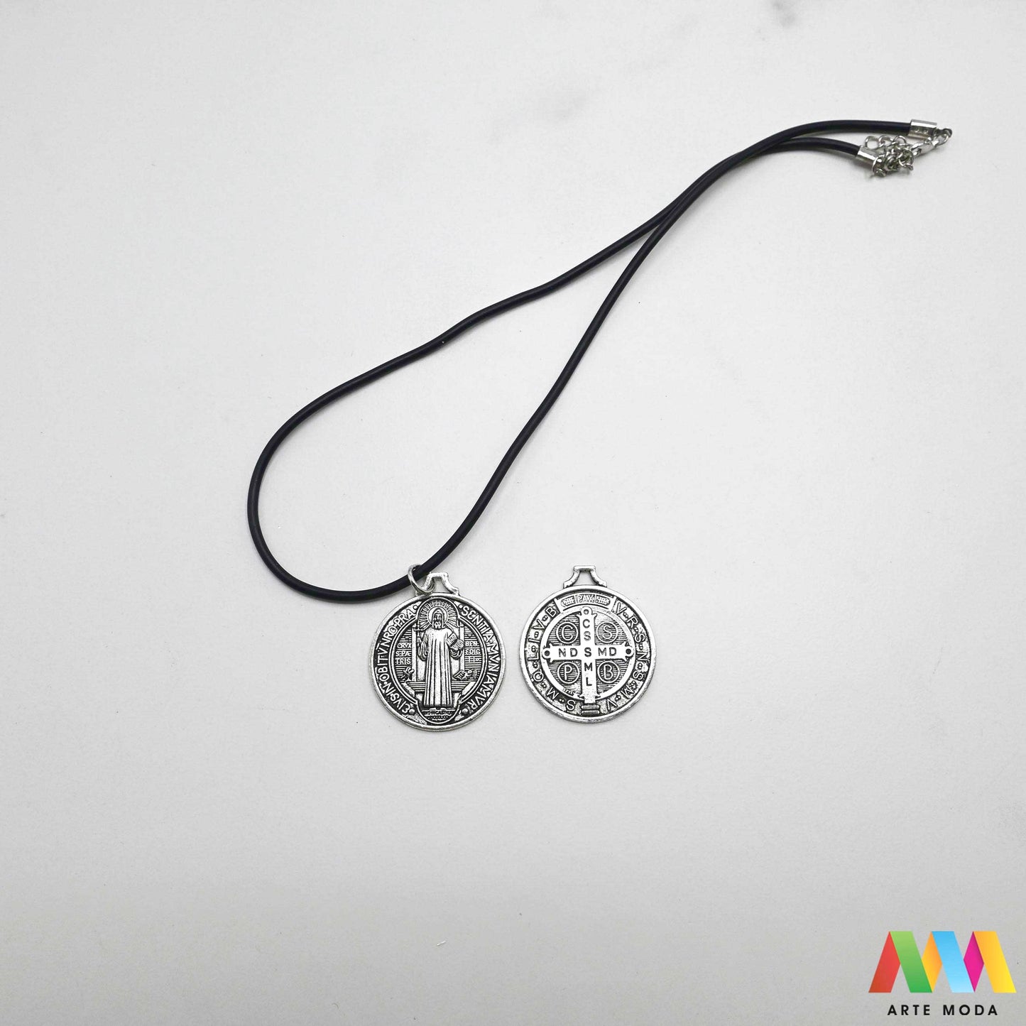 Sveti Benedikt medalja križ Svetog Benedikta zaštita duhovni nakit vjerski privjesci sakralni kršćanski Benediktinska zaštitu simbol vjere katolički privjesak ogrlica blagoslovljena zaštitni znak marko perkovic thompson tomson Otkrijte snagu i zaštitu moćne medalje Svetog Benedikta Ova posebna kategorija donosi vam pažljivo odabrane privjeske i medalje Svetog Benedikta simbole duboke vjere mira i zaštite od zla Nosite ih kao podsjetnik na snagu duha i neprobojnu obranu od negativnosti arte moda