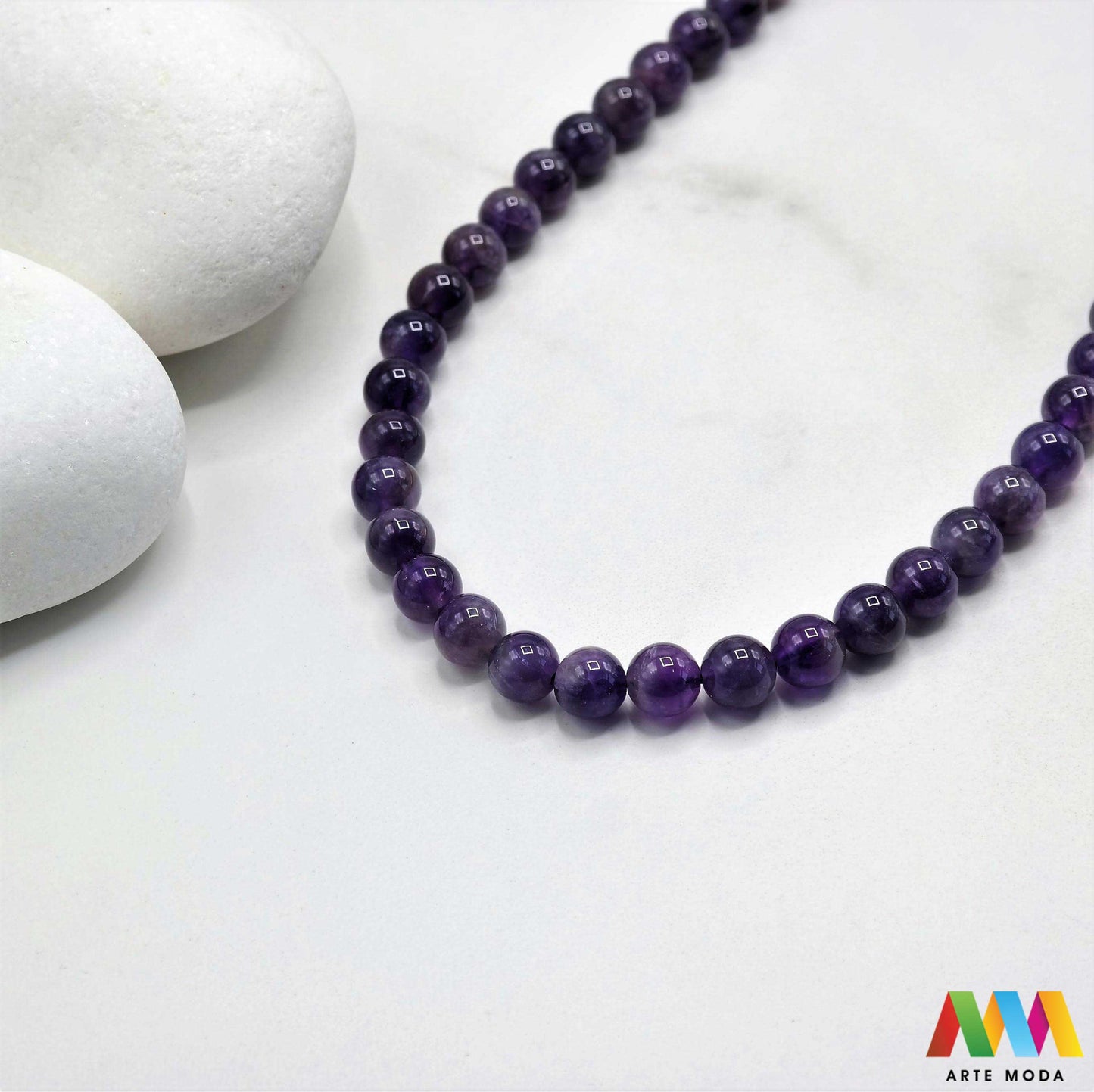 ametist poludrago kamenje repromaterijal poludragi kamen kristal plemstva Ametist je poludragi kamen ljubičaste boje Ovaj kristal je od davnina na glasu kao kamen plemstva Upravo zbog toga je u prošlosti bio vrlo cijenjen a i danas je ostao simbol profinjenosti i ljepote