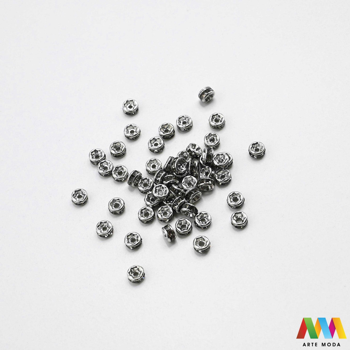 razdjelnik umetak spacer metalne izrada nakita DIY nakit distanceri metalni pribor separatori srebrne zlatne šajbice metalni za perle razmaknice komponente metal Mali ali ključni za profesionalan nakit Metalni umetci razdjelnici spacer perle služe za stvaranje razmaka i dodavanje sjaja perlama Sprječavaju trenje i ističu poludrago kamenje Neophodan element za izradu narukvica i ogrlica koje izgledaju bogatije i elegantnije arte moda repromaterijal