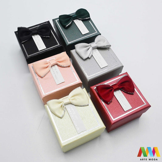 kutijice ukrasne kartonske kutije za nakit poklon ambalaža darivanje pakiranje poklopac prstenje ogrlice naušnice luksuzne elegantne ručni rad personalizirane dar Savršeno pakiranje ljepota vaših kreacija elegantnih i čvrstih kartonskih kutija izrađenih od kvalitetnog papira s mekanim umetkom od spužve prstenje ogrlice naušnice i narukvice nježnu zaštitu od ogrebotina dodaju dašak luksuza i profinjenosti vašem poklonu izloženom nakitu Dostupne u raznim veličinama bojama i dezenima arte moda repromaterijal