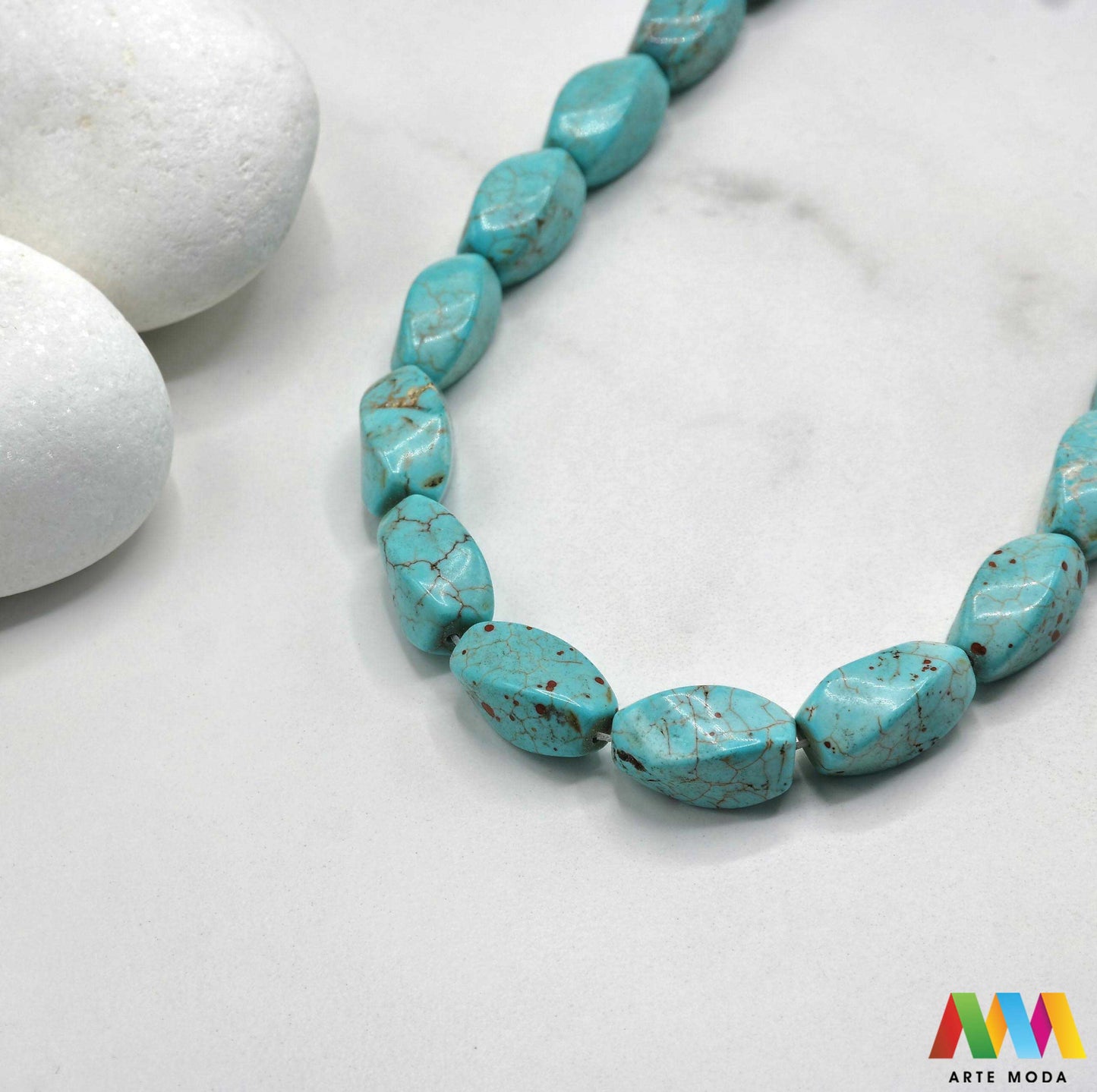 tirkiz poludragi kamen kristal mineral nakit prirodni meditacija zaštita sreća plava grlena čakra ljekovito kamenje energija kristala Simbol neba i mora ovaj prekrasni plavi poludragi kamen cijenjen je zbog svoje ljepote i metafizičkih svojstava Vjeruje se da pomaže u komunikaciji donosi sreću i štiti od negativne energije Savršen je za izradu nakita i meditaciju