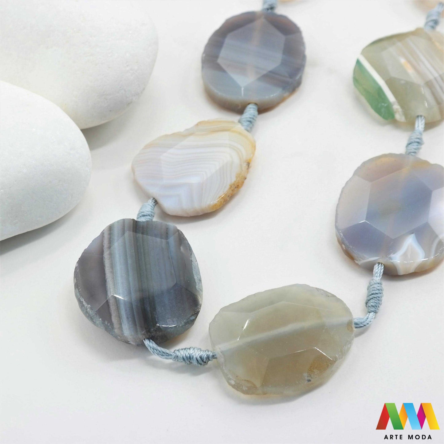 poludragi kamen ahat kristal kalcedon polu dragi poludrago kamenje dragulj mineral kvarc Ahat je jedan od najrasprostranjenijih kristala na planeti Ahat spada u grupu kalcedona izrazito je dekorativan te se od njega izrađuje lijepi nakit i ukrasni predmeti U Hrvatskoj je poznati Lepoglavski Ahat s brda Gaveznica