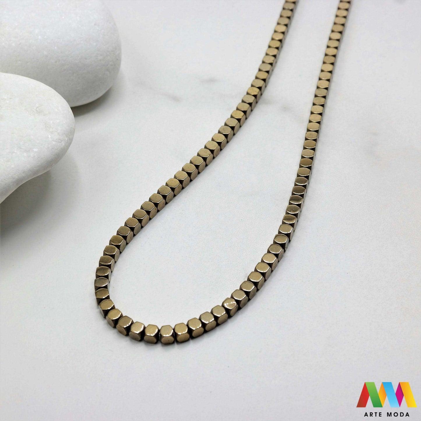 hematit krvavi kamen poludragi mineral metalni sjaj kvarc zrcalo kristal prirodni metalik meditacija zaštita repromaterijal Hematit (ili krvavi kamen) je prirodni mineral smeđe sive ili crne boje karakteriziran prisustvom hladnog metalnog sjaja Vjeruje se da pomaže u jačanju volje samopouzdanja i povezanosti s majkom zemljom Nakit izrađen od njega fascinira svojim tajanstvenim zrcalnim sjajem