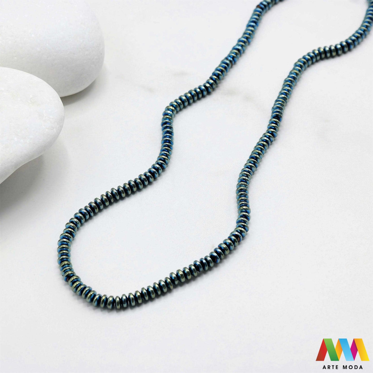 hematit krvavi kamen poludragi mineral metalni sjaj kvarc zrcalo kristal prirodni metalik meditacija zaštita repromaterijal Hematit (ili krvavi kamen) je prirodni mineral smeđe sive ili crne boje karakteriziran prisustvom hladnog metalnog sjaja Vjeruje se da pomaže u jačanju volje samopouzdanja i povezanosti s majkom zemljom Nakit izrađen od njega fascinira svojim tajanstvenim zrcalnim sjajem