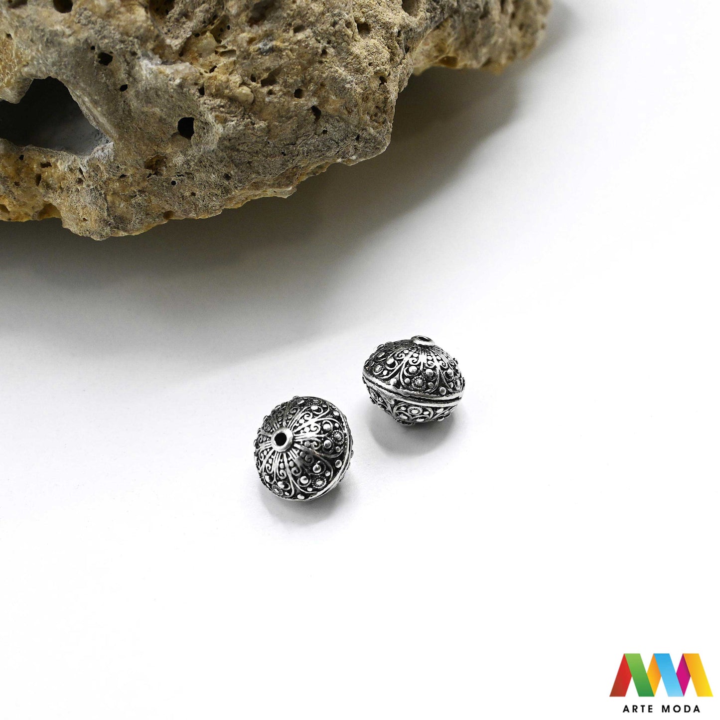 šibenik hrvatski dugme toka suvenir tradicionalni dalmacija tradicija filigran nakit baština hrvatska metal naušnice prstenje ogrlice privjesci tradicijski dalmatinski originalni Šibenski botun puce je najoriginalniji hrvatski suvenir i simbol dalmatinske baštine tradicionalni nakit izrađen je tehnikom filigrana fine obrade metala karakterističan prozračan i elegantan izgled Izradite naušnice prstenje ili privjeske i ponesite komadić povijesti i elegancije Bezvremenski klasik arte moda repromaterijal