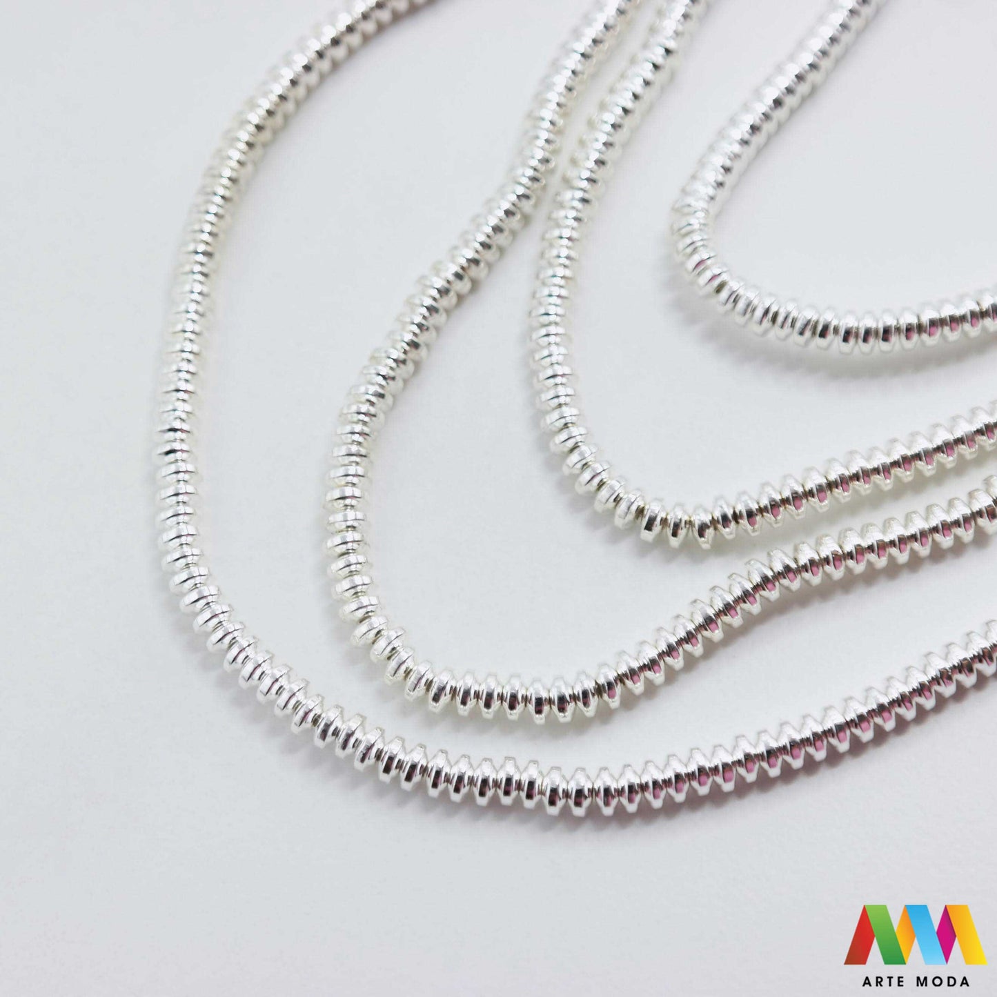 hematit krvavi kamen poludragi mineral metalni sjaj kvarc zrcalo kristal prirodni metalik meditacija zaštita repromaterijal Hematit (ili krvavi kamen) je prirodni mineral smeđe sive ili crne boje karakteriziran prisustvom hladnog metalnog sjaja Vjeruje se da pomaže u jačanju volje samopouzdanja i povezanosti s majkom zemljom Nakit izrađen od njega fascinira svojim tajanstvenim zrcalnim sjajem