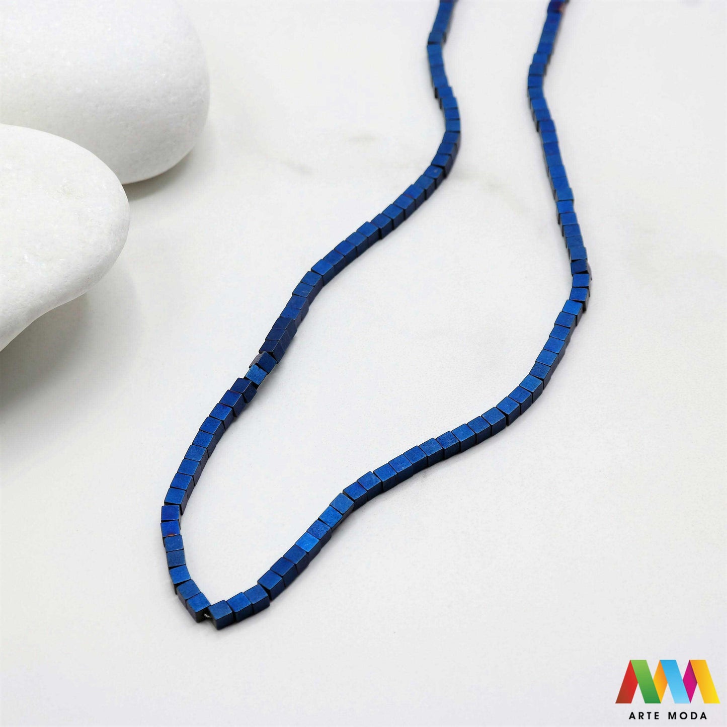 hematit krvavi kamen poludragi mineral metalni sjaj kvarc zrcalo kristal prirodni metalik meditacija zaštita repromaterijal Hematit (ili krvavi kamen) je prirodni mineral smeđe sive ili crne boje karakteriziran prisustvom hladnog metalnog sjaja Vjeruje se da pomaže u jačanju volje samopouzdanja i povezanosti s majkom zemljom Nakit izrađen od njega fascinira svojim tajanstvenim zrcalnim sjajem