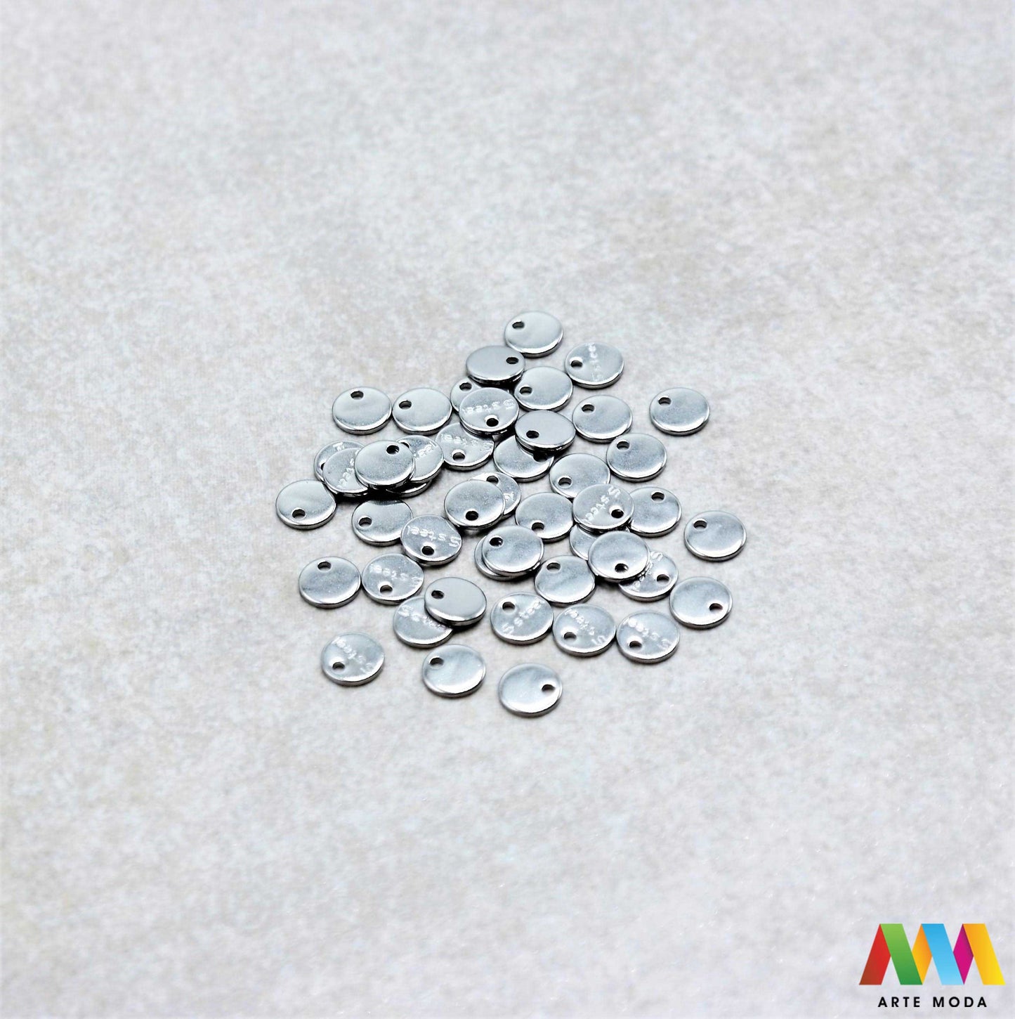 završetak privjesak s jednom rupom jedna rupa privjesak od čelika repromaterijal čelični ogrlice ogrlica narukvica narukvice nanožnica nehrđajući Privjesci izrađeni od nehrđajućeg čelika 316L koji služe za izradu nakita poput narukvica ili ogrlica najčešće se koriste za nizanje ili uz pomoć alkice se stavljaju na sajlu gumu flaks i ostale materijale