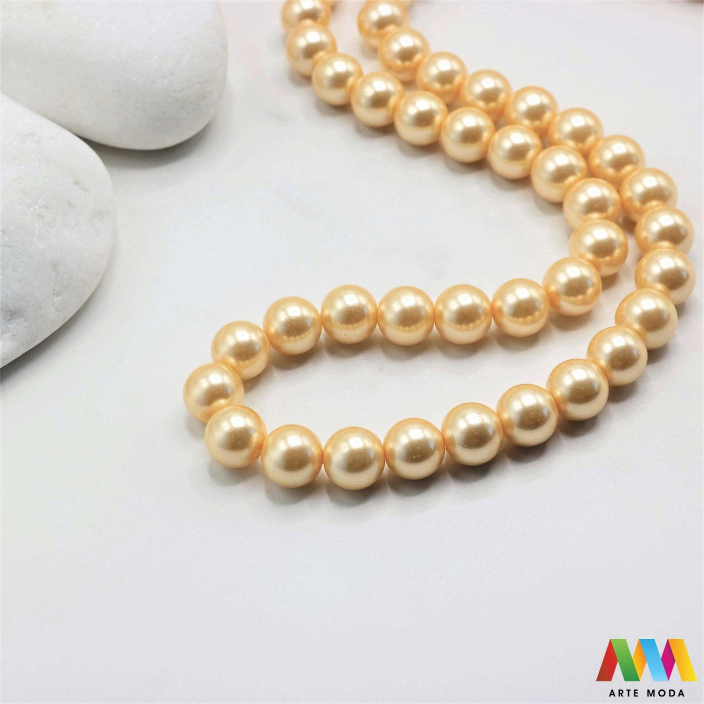 stakleni biseri niz staklo biser perle biserne zrna zrno perla staklene imitacija bisera sedefaste vjenčani nakit klasični DIY ogrlice bijeli u boji bisernim sjajem izrada nakita umjetni Za klasičnu eleganciju birajte staklene bisere imitacija bisera ima visok sedefasti sjaj i savršeno je glatka Idealni su za izradu vjenčanog nakita bezvremenskih ogrlica i narukvica raznim veličinama i bojama ovi biseri unose dašak luksuza u svaki uradi sam projekt Počnite nizati svoju eleganciju arte moda repromaterijal