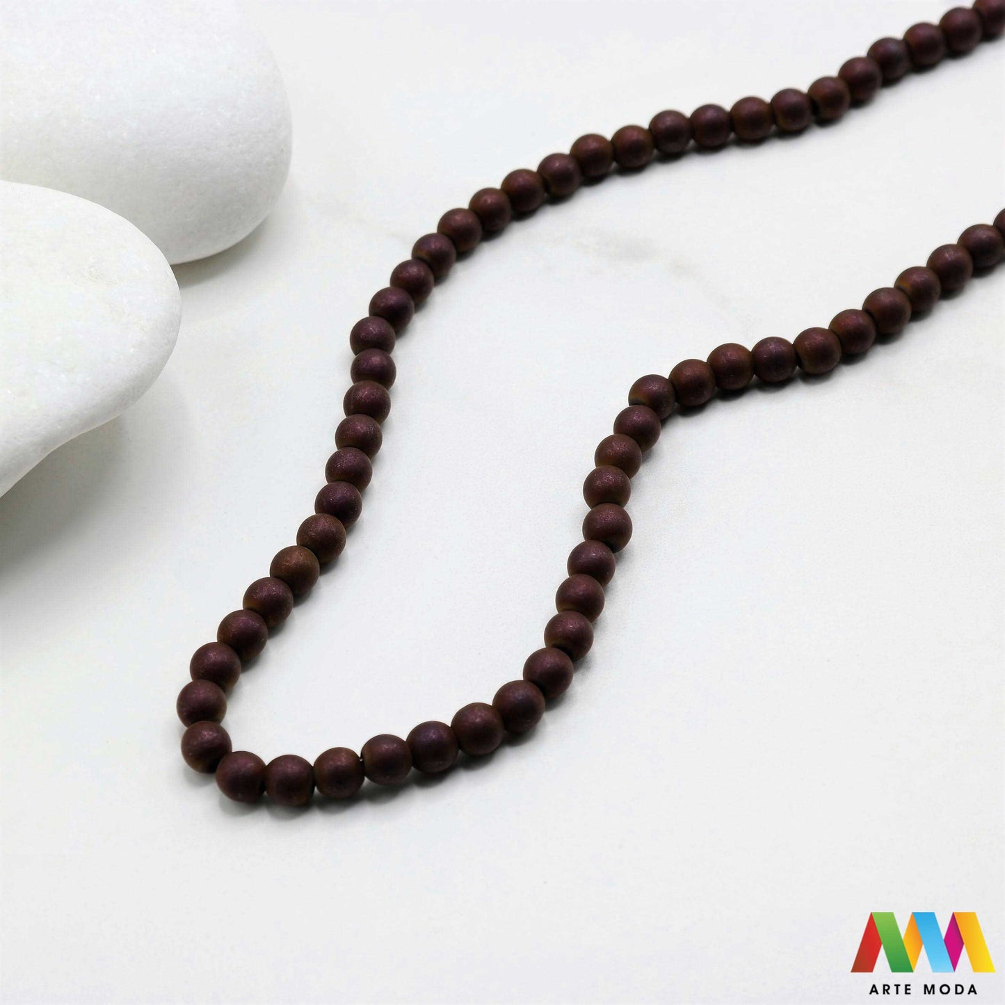 hematit krvavi kamen poludragi mineral metalni sjaj kvarc zrcalo kristal prirodni metalik meditacija zaštita repromaterijal Hematit (ili krvavi kamen) je prirodni mineral smeđe sive ili crne boje karakteriziran prisustvom hladnog metalnog sjaja Vjeruje se da pomaže u jačanju volje samopouzdanja i povezanosti s majkom zemljom Nakit izrađen od njega fascinira svojim tajanstvenim zrcalnim sjajem