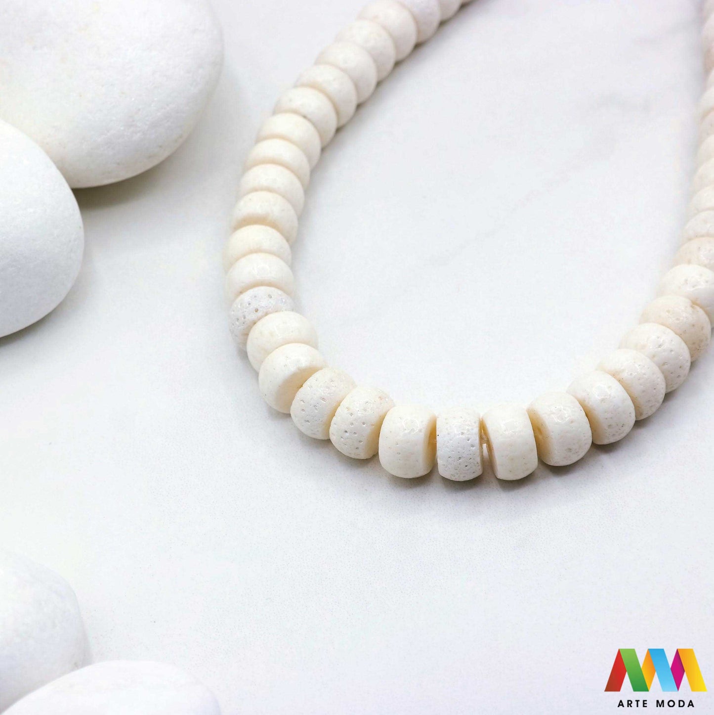 bijeli crveni koralj kalcij dragi kamen dragulj poludrago kamenje repromaterijal poludragi ukrasni mineral kristal Koralji su minerali organskog porijekla kostur živog bića nastao kroz tisuće godina Kao materijal za drago kamenje koristi se samo korijen koralja koji je bogat kalcijem Budući da sadrže organske supstance jako su osjetljivi na visoku temperaturu i kiseline