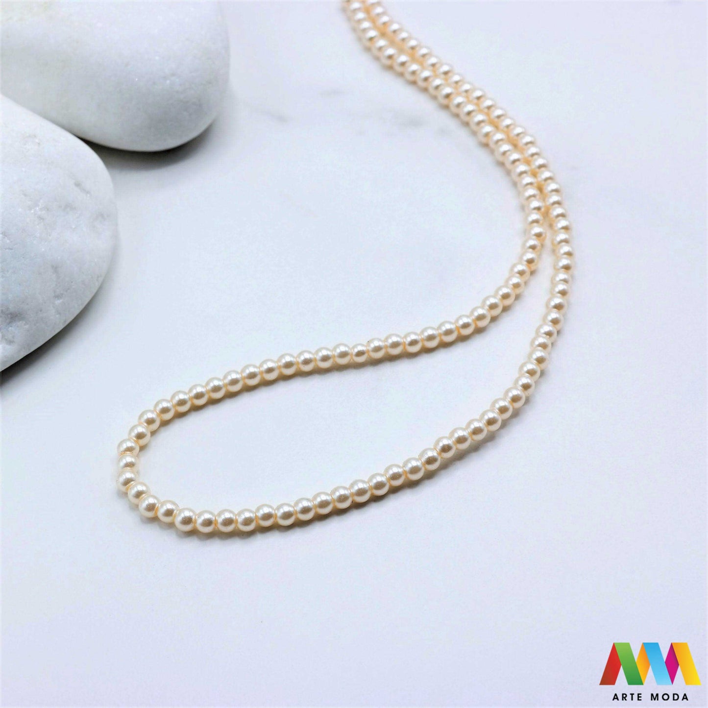 stakleni biseri niz staklo biser perle biserne zrna zrno perla staklene imitacija bisera sedefaste vjenčani nakit klasični DIY ogrlice bijeli u boji bisernim sjajem izrada nakita umjetni Za klasičnu eleganciju birajte staklene bisere imitacija bisera ima visok sedefasti sjaj i savršeno je glatka Idealni su za izradu vjenčanog nakita bezvremenskih ogrlica i narukvica raznim veličinama i bojama ovi biseri unose dašak luksuza u svaki uradi sam projekt Počnite nizati svoju eleganciju arte moda repromaterijal