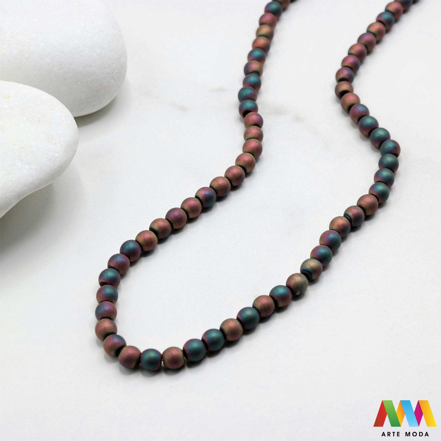 hematit krvavi kamen poludragi mineral metalni sjaj kvarc zrcalo kristal prirodni metalik meditacija zaštita repromaterijal Hematit (ili krvavi kamen) je prirodni mineral smeđe sive ili crne boje karakteriziran prisustvom hladnog metalnog sjaja Vjeruje se da pomaže u jačanju volje samopouzdanja i povezanosti s majkom zemljom Nakit izrađen od njega fascinira svojim tajanstvenim zrcalnim sjajem