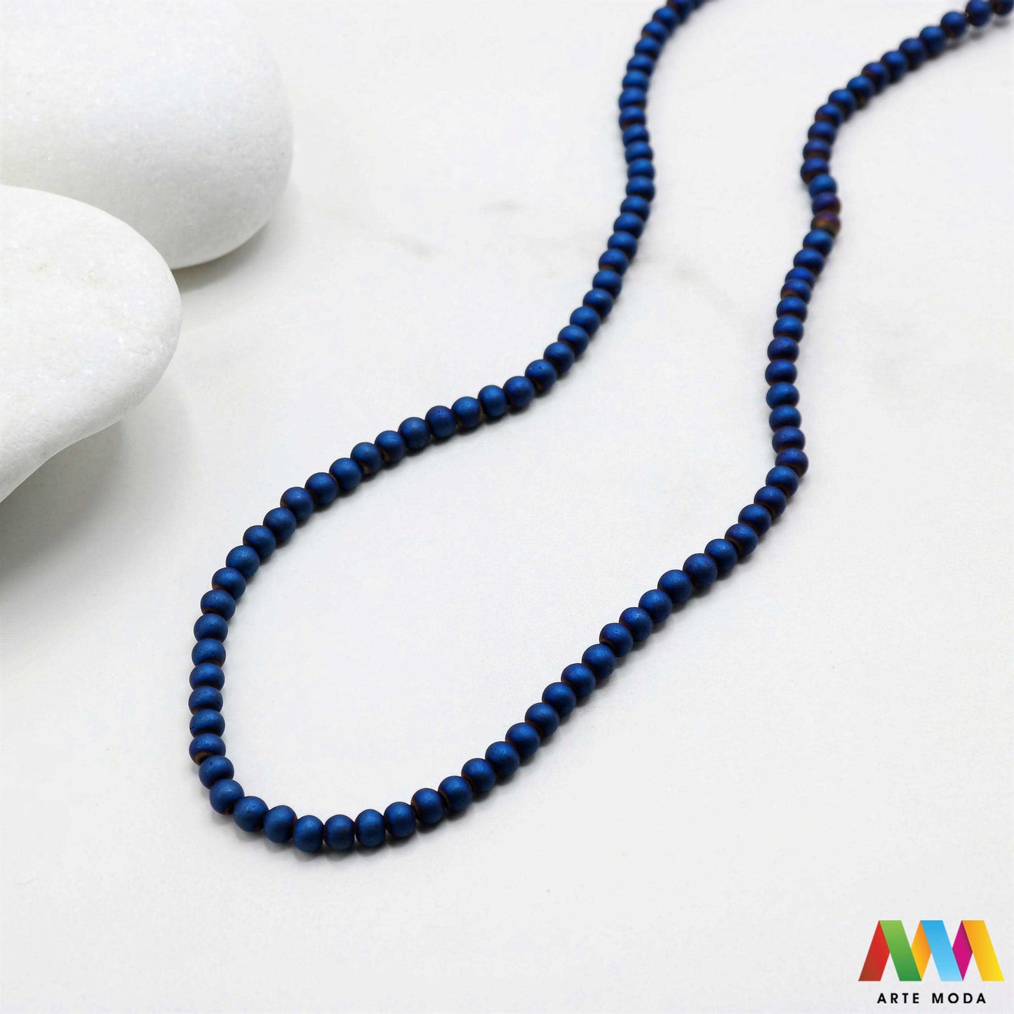 hematit krvavi kamen poludragi mineral metalni sjaj kvarc zrcalo kristal prirodni metalik meditacija zaštita repromaterijal Hematit (ili krvavi kamen) je prirodni mineral smeđe sive ili crne boje karakteriziran prisustvom hladnog metalnog sjaja Vjeruje se da pomaže u jačanju volje samopouzdanja i povezanosti s majkom zemljom Nakit izrađen od njega fascinira svojim tajanstvenim zrcalnim sjajem