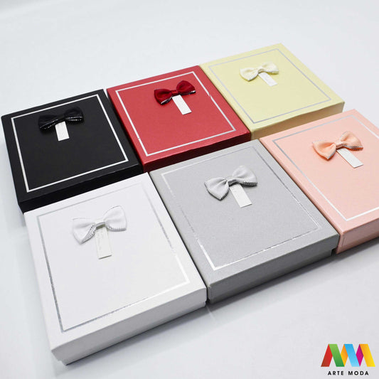 kutijice ukrasne kartonske kutije za nakit poklon ambalaža darivanje pakiranje poklopac prstenje ogrlice naušnice luksuzne elegantne ručni rad personalizirane dar Savršeno pakiranje ljepota vaših kreacija elegantnih i čvrstih kartonskih kutija izrađenih od kvalitetnog papira s mekanim umetkom od spužve prstenje ogrlice naušnice i narukvice nježnu zaštitu od ogrebotina dodaju dašak luksuza i profinjenosti vašem poklonu izloženom nakitu Dostupne u raznim veličinama bojama i dezenima arte moda repromaterijal