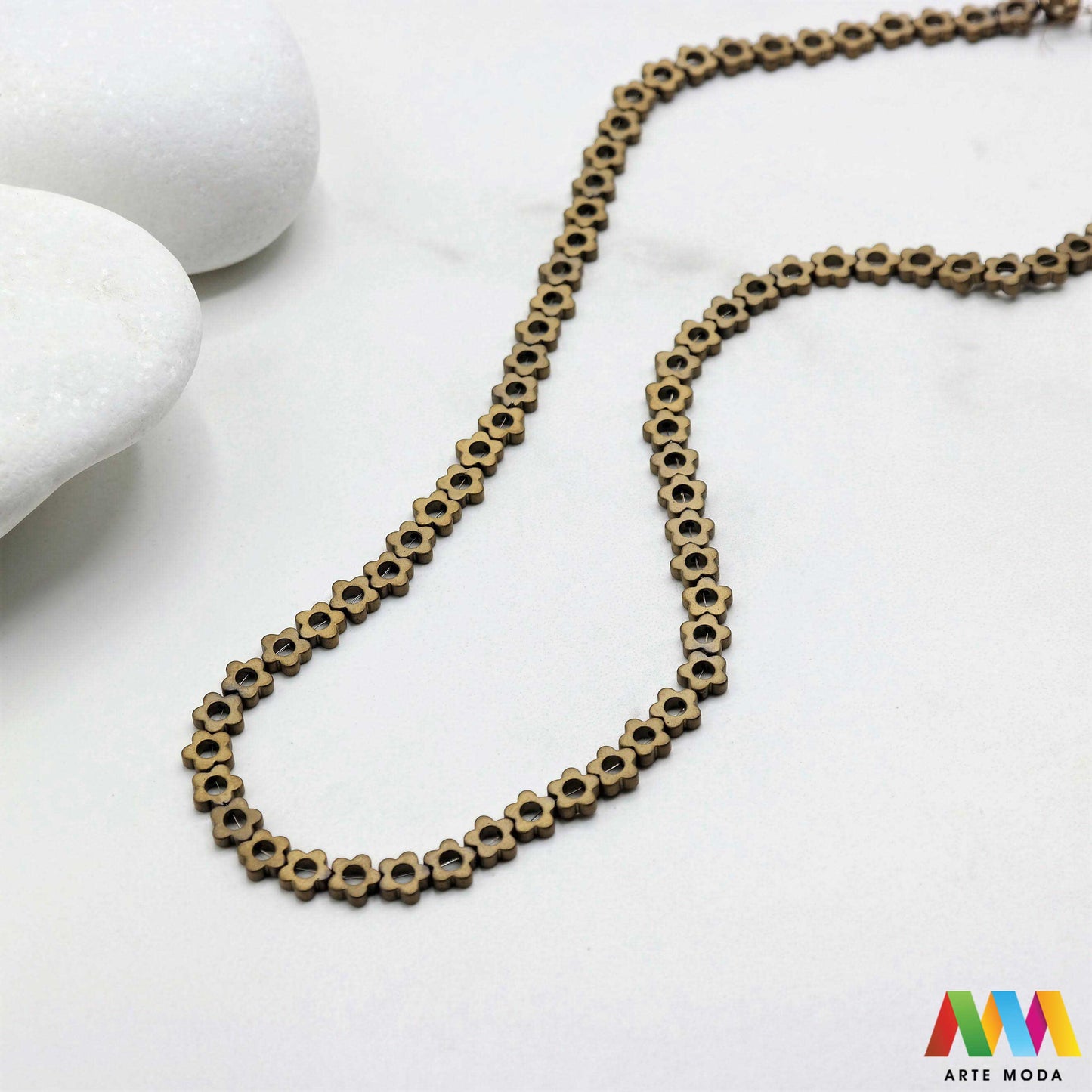 hematit krvavi kamen poludragi mineral metalni sjaj kvarc zrcalo kristal prirodni metalik meditacija zaštita repromaterijal Hematit (ili krvavi kamen) je prirodni mineral smeđe sive ili crne boje karakteriziran prisustvom hladnog metalnog sjaja Vjeruje se da pomaže u jačanju volje samopouzdanja i povezanosti s majkom zemljom Nakit izrađen od njega fascinira svojim tajanstvenim zrcalnim sjajem