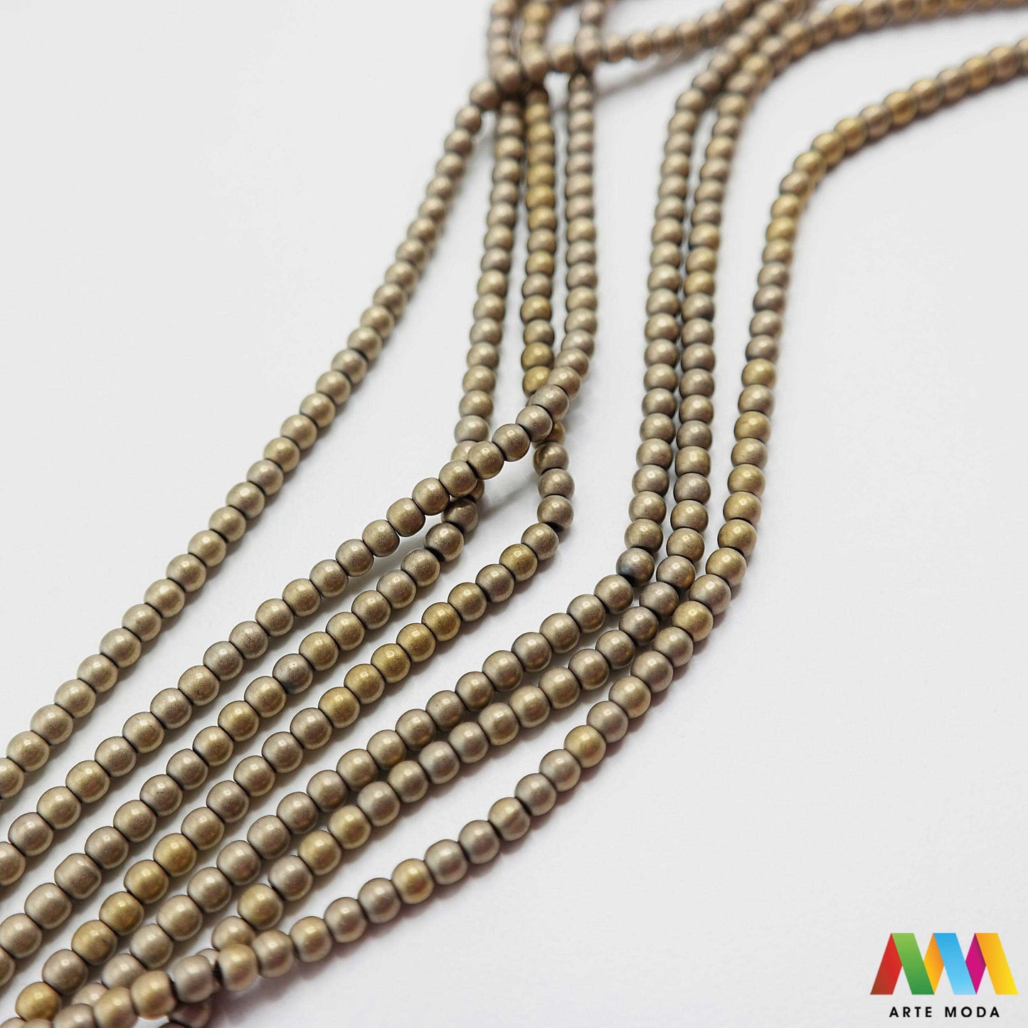 hematit krvavi kamen poludragi mineral metalni sjaj kvarc zrcalo kristal prirodni metalik meditacija zaštita repromaterijal Hematit (ili krvavi kamen) je prirodni mineral smeđe sive ili crne boje karakteriziran prisustvom hladnog metalnog sjaja Vjeruje se da pomaže u jačanju volje samopouzdanja i povezanosti s majkom zemljom Nakit izrađen od njega fascinira svojim tajanstvenim zrcalnim sjajem