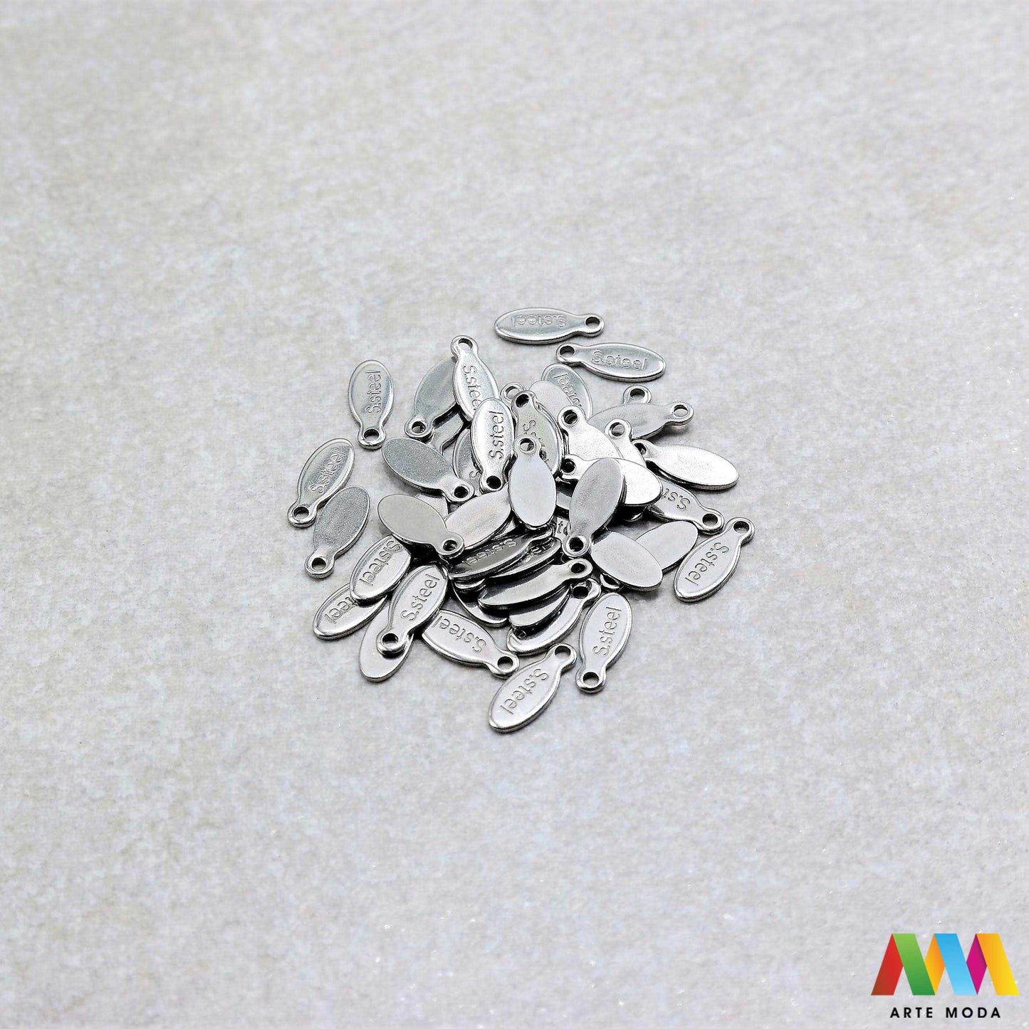 završetak privjesak s jednom rupom jedna rupa privjesak od čelika repromaterijal čelični ogrlice ogrlica narukvica narukvice nanožnica nehrđajući Privjesci izrađeni od nehrđajućeg čelika 316L koji služe za izradu nakita poput narukvica ili ogrlica najčešće se koriste za nizanje ili uz pomoć alkice se stavljaju na sajlu gumu flaks i ostale materijale