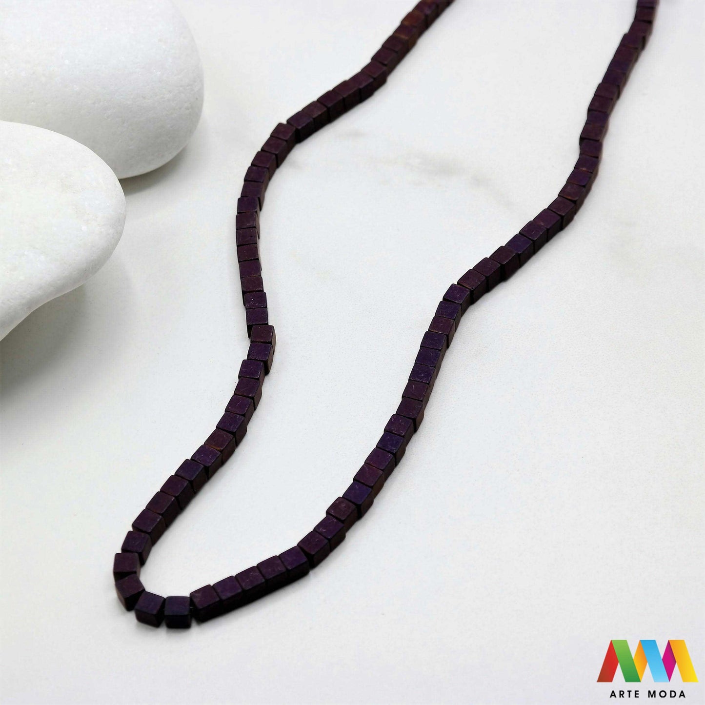 hematit krvavi kamen poludragi mineral metalni sjaj kvarc zrcalo kristal prirodni metalik meditacija zaštita repromaterijal Hematit (ili krvavi kamen) je prirodni mineral smeđe sive ili crne boje karakteriziran prisustvom hladnog metalnog sjaja Vjeruje se da pomaže u jačanju volje samopouzdanja i povezanosti s majkom zemljom Nakit izrađen od njega fascinira svojim tajanstvenim zrcalnim sjajem