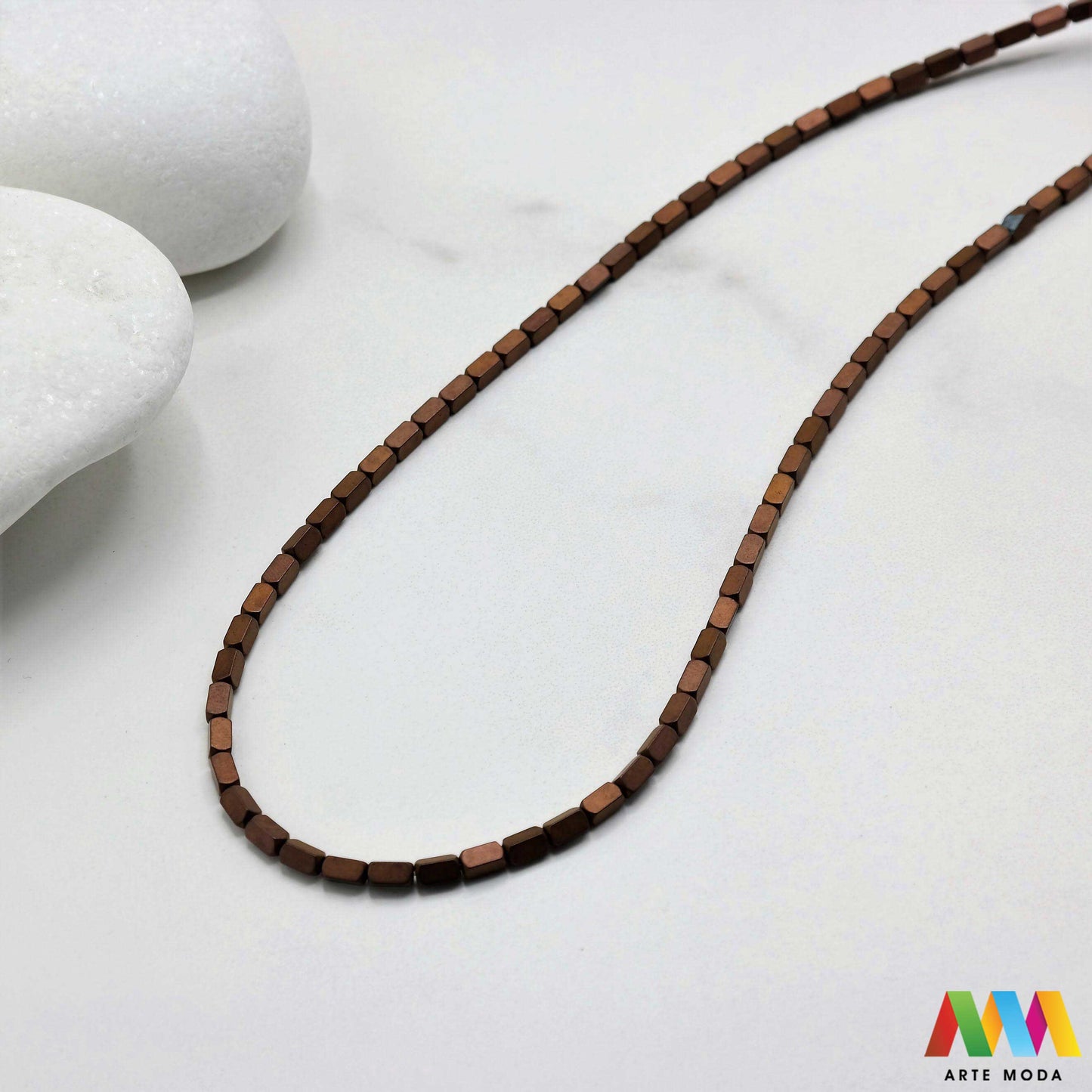 hematit krvavi kamen poludragi mineral metalni sjaj kvarc zrcalo kristal prirodni metalik meditacija zaštita repromaterijal Hematit (ili krvavi kamen) je prirodni mineral smeđe sive ili crne boje karakteriziran prisustvom hladnog metalnog sjaja Vjeruje se da pomaže u jačanju volje samopouzdanja i povezanosti s majkom zemljom Nakit izrađen od njega fascinira svojim tajanstvenim zrcalnim sjajem