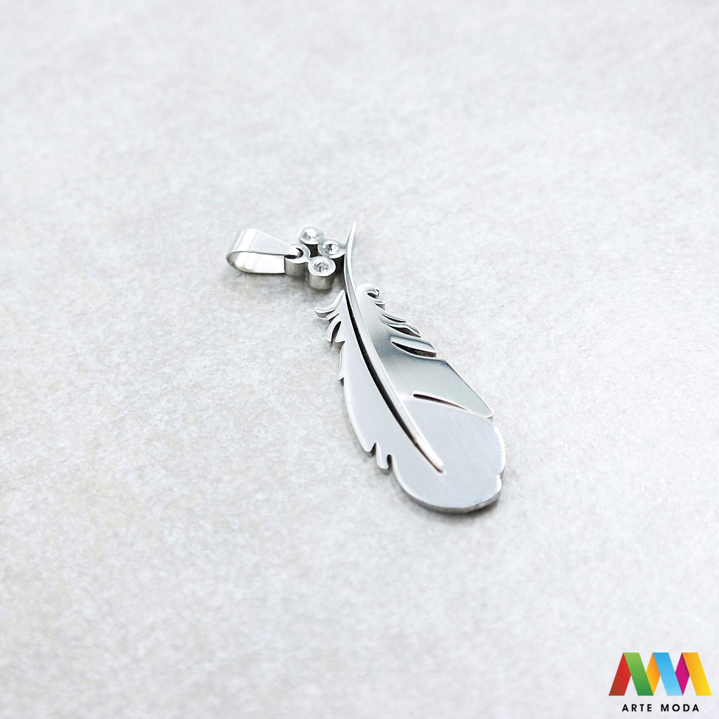 pero privjesak s jednom rupom jedna rupa privjesak od čelika repromaterijal čelični ogrlice ogrlica narukvica narukvice nanožnica nehrđajući Privjesci izrađeni od nehrđajućeg čelika 316L koji služe za izradu nakita poput narukvica ili ogrlica najčešće se koriste za nizanje ili uz pomoć alkice se stavljaju na sajlu gumu flaks i ostale materijale