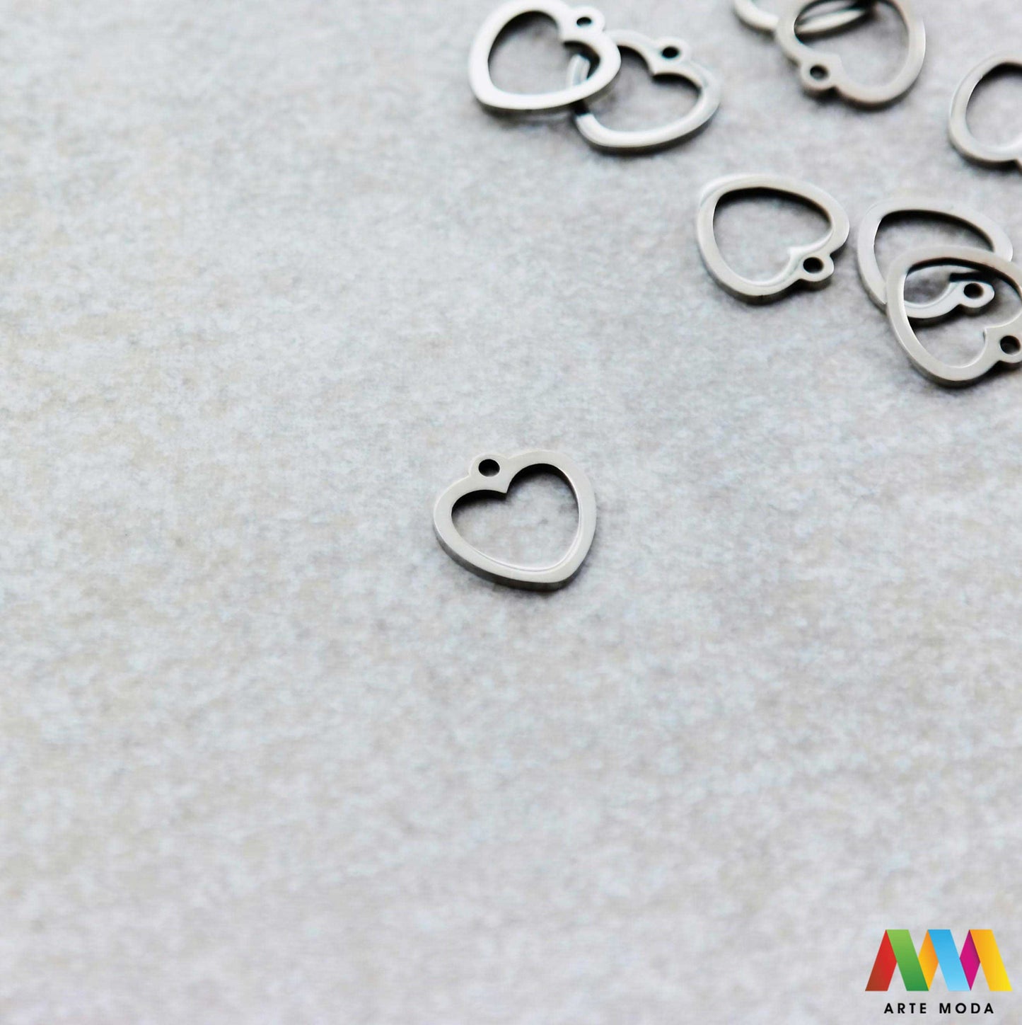 srce privjesak s jednom rupom jedna rupa privjesak od čelika repromaterijal čelični ogrlice ogrlica narukvica narukvice nanožnica nehrđajući Privjesci izrađeni od nehrđajućeg čelika 316L koji služe za izradu nakita poput narukvica ili ogrlica najčešće se koriste za nizanje ili uz pomoć alkice se stavljaju na sajlu gumu flaks i ostale materijale