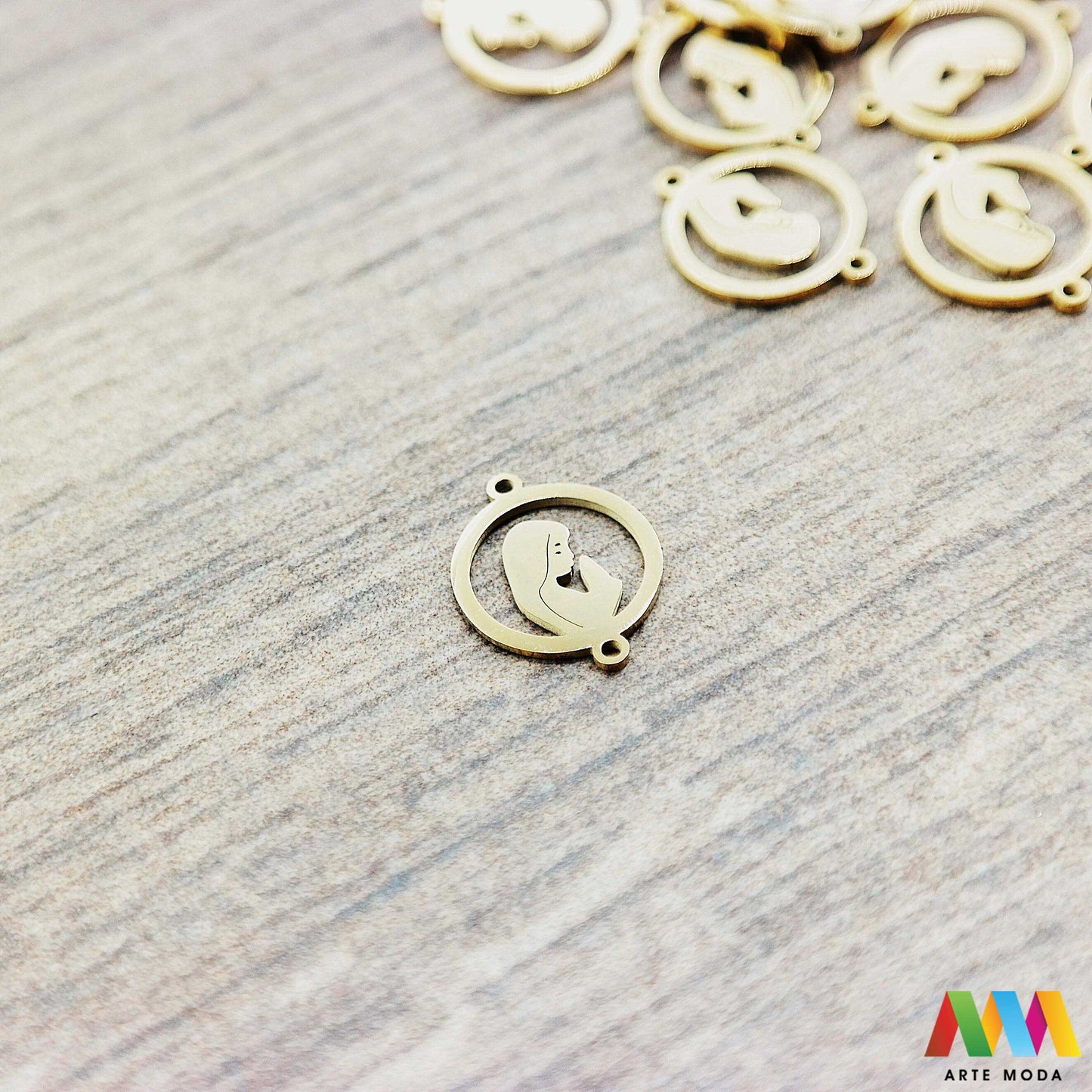 sakralni privjesci od čelika vjerski duhovni križevi medaljice vjerskim simbolima duhovnim motivima nakit značenjem čelični nehrđajućeg svetaca personalizirani anđeo Pronađite smirujući i snažan izraz svoje vjere i duhovnosti u našoj kolekciji sakralnih privjesaka izrađenih od kvalitetnog nehrđajućeg čelika Ovi izdržljivi i elegantni privjesci s vjerskim simbolima i duhovnim motivima idealni su za svakodnevno nošenje i kao promišljeni dar arte moda repromaterijal