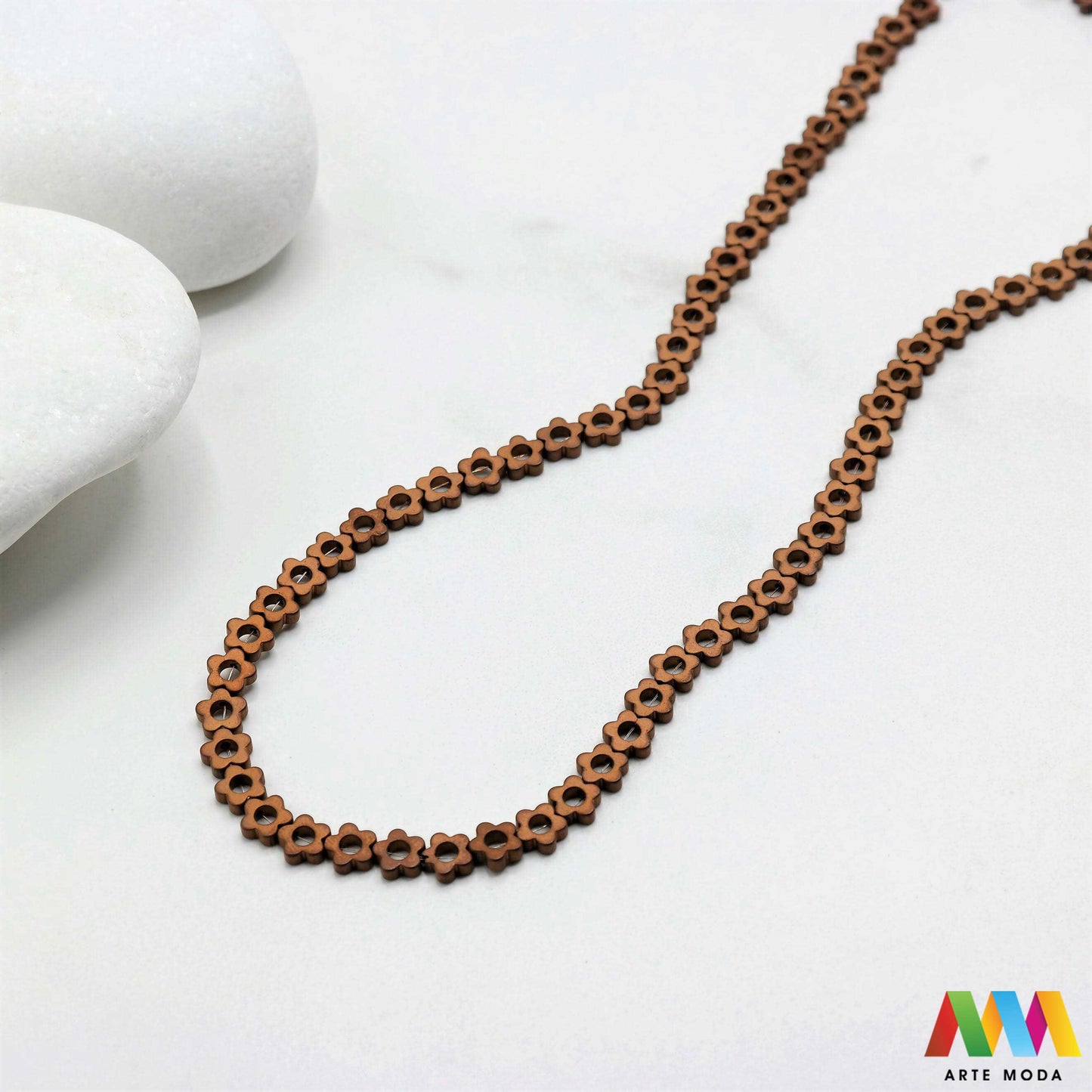 hematit krvavi kamen poludragi mineral metalni sjaj kvarc zrcalo kristal prirodni metalik meditacija zaštita repromaterijal Hematit (ili krvavi kamen) je prirodni mineral smeđe sive ili crne boje karakteriziran prisustvom hladnog metalnog sjaja Vjeruje se da pomaže u jačanju volje samopouzdanja i povezanosti s majkom zemljom Nakit izrađen od njega fascinira svojim tajanstvenim zrcalnim sjajem