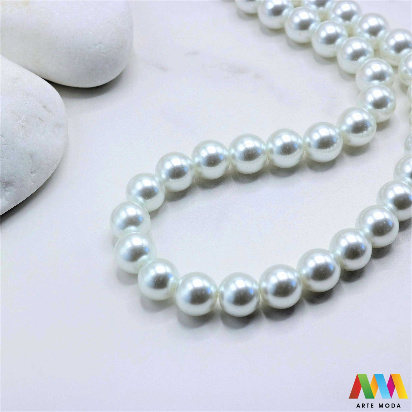 stakleni biseri niz staklo biser perle biserne zrna zrno perla staklene imitacija bisera sedefaste vjenčani nakit klasični DIY ogrlice bijeli u boji bisernim sjajem izrada nakita umjetni Za klasičnu eleganciju birajte staklene bisere imitacija bisera ima visok sedefasti sjaj i savršeno je glatka Idealni su za izradu vjenčanog nakita bezvremenskih ogrlica i narukvica raznim veličinama i bojama ovi biseri unose dašak luksuza u svaki uradi sam projekt Počnite nizati svoju eleganciju arte moda repromaterijal