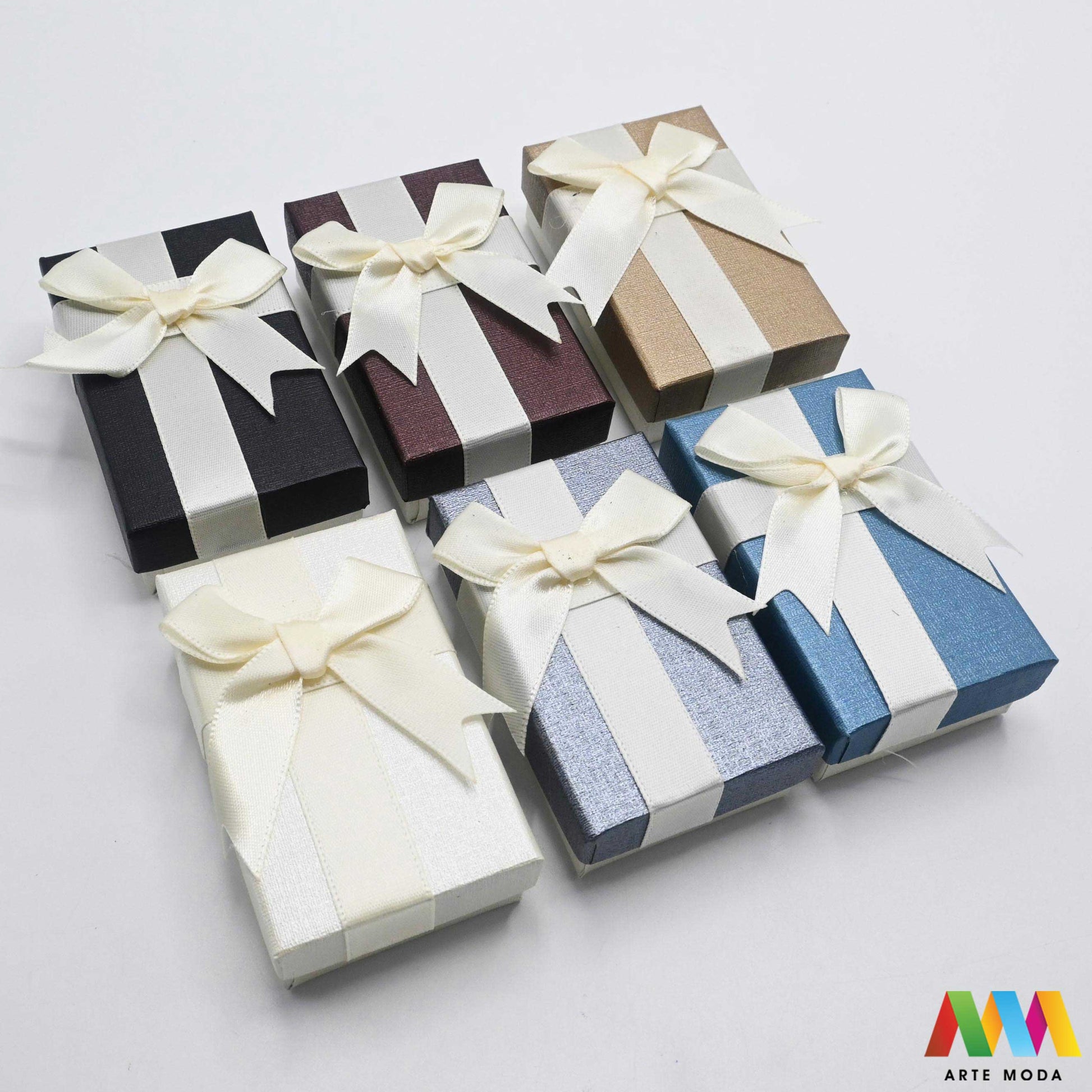 kutijice ukrasne kartonske kutije za nakit poklon ambalaža darivanje pakiranje poklopac prstenje ogrlice naušnice luksuzne elegantne ručni rad personalizirane dar Savršeno pakiranje ljepota vaših kreacija elegantnih i čvrstih kartonskih kutija izrađenih od kvalitetnog papira s mekanim umetkom od spužve prstenje ogrlice naušnice i narukvice nježnu zaštitu od ogrebotina dodaju dašak luksuza i profinjenosti vašem poklonu izloženom nakitu Dostupne u raznim veličinama bojama i dezenima arte moda repromaterijal