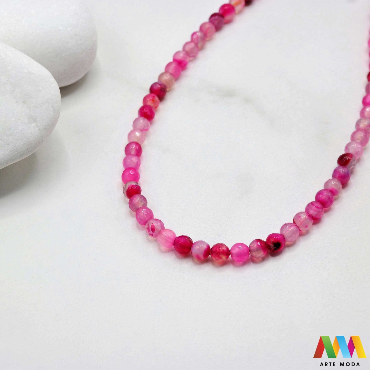 poludragi kamen ahat kristal kalcedon polu dragi poludrago kamenje dragulj mineral kvarc Ahat je jedan od najrasprostranjenijih kristala na planeti Ahat spada u grupu kalcedona izrazito je dekorativan te se od njega izrađuje lijepi nakit i ukrasni predmeti U Hrvatskoj je poznati Lepoglavski Ahat s brda Gaveznica