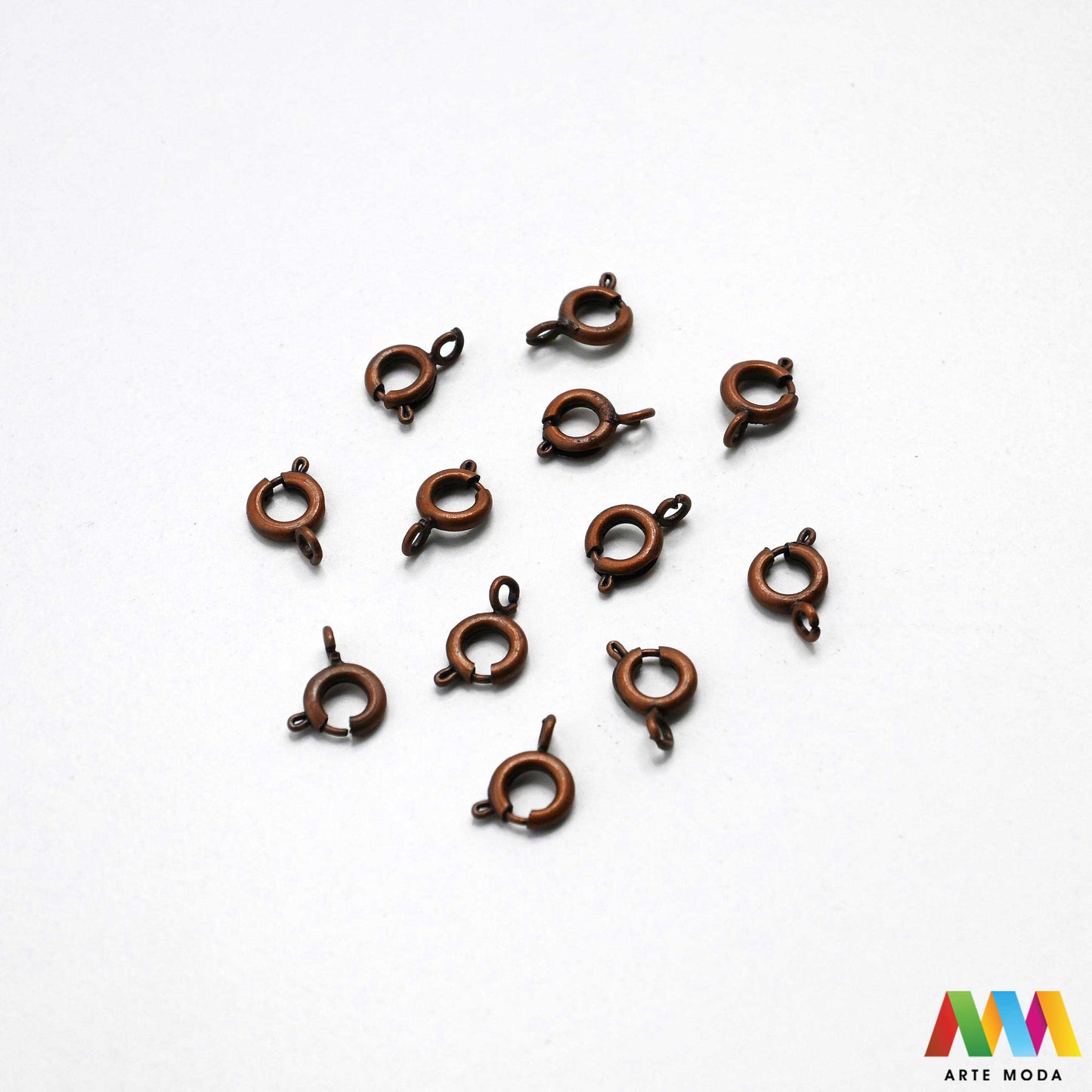 kopče metalne karabiner togl magnet kukice narukvice ogrlice zatvarači nakit DIY metalni pribor spajanje nakita srebrne zlatne karabin magnetne završne kopča narukvica ogrlica Osigurajte svoj nakit Metalne kopče su esencijalne za sigurno završavanje ogrlica i narukvica Birajte između karabin kopči pouzdanost magnetnih kopči lakoća i togl kopči stil Kvalitetni zatvarači u raznim bojama temelj svakog uradi sam nakit projekta arte moda repromaterijal