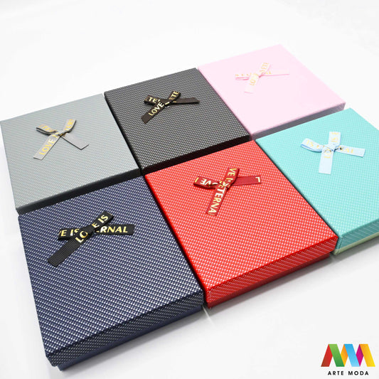 kutijice ukrasne kartonske kutije za nakit poklon ambalaža darivanje pakiranje poklopac prstenje ogrlice naušnice luksuzne elegantne ručni rad personalizirane dar Savršeno pakiranje ljepota vaših kreacija elegantnih i čvrstih kartonskih kutija izrađenih od kvalitetnog papira s mekanim umetkom od spužve prstenje ogrlice naušnice i narukvice nježnu zaštitu od ogrebotina dodaju dašak luksuza i profinjenosti vašem poklonu izloženom nakitu Dostupne u raznim veličinama bojama i dezenima arte moda repromaterijal