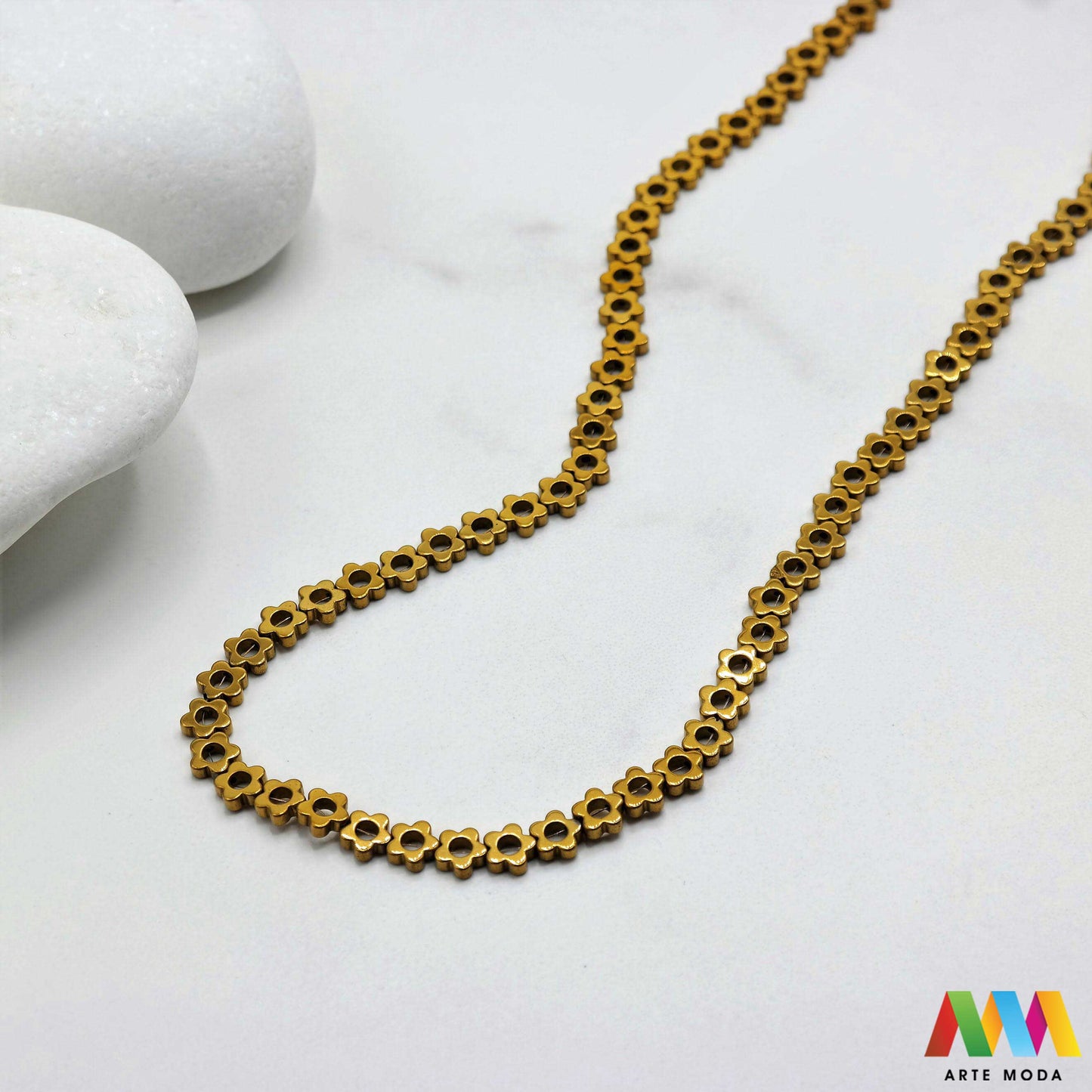 hematit krvavi kamen poludragi mineral metalni sjaj kvarc zrcalo kristal prirodni metalik meditacija zaštita repromaterijal Hematit (ili krvavi kamen) je prirodni mineral smeđe sive ili crne boje karakteriziran prisustvom hladnog metalnog sjaja Vjeruje se da pomaže u jačanju volje samopouzdanja i povezanosti s majkom zemljom Nakit izrađen od njega fascinira svojim tajanstvenim zrcalnim sjajem