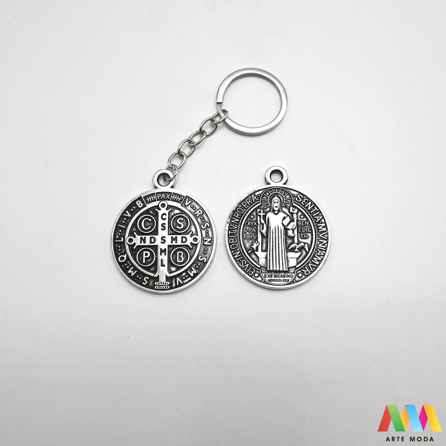 Sveti Benedikt medalja križ Svetog Benedikta zaštita duhovni nakit vjerski privjesci sakralni kršćanski Benediktinska zaštitu simbol vjere katolički privjesak ogrlica blagoslovljena zaštitni znak marko perkovic thompson tomson Otkrijte snagu i zaštitu moćne medalje Svetog Benedikta Ova posebna kategorija donosi vam pažljivo odabrane privjeske i medalje Svetog Benedikta simbole duboke vjere mira i zaštite od zla Nosite ih kao podsjetnik na snagu duha i neprobojnu obranu od negativnosti arte moda