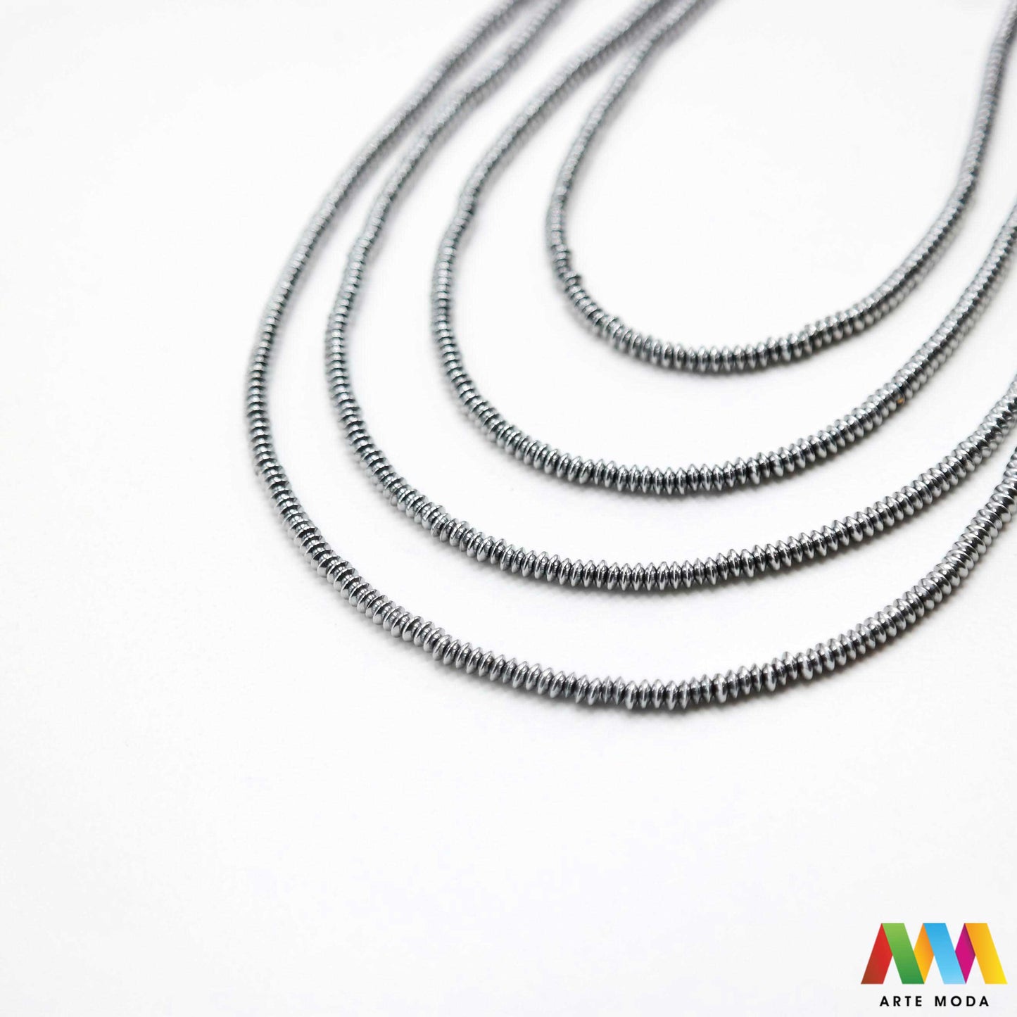 hematit krvavi kamen poludragi mineral metalni sjaj kvarc zrcalo kristal prirodni metalik meditacija zaštita repromaterijal Hematit (ili krvavi kamen) je prirodni mineral smeđe sive ili crne boje karakteriziran prisustvom hladnog metalnog sjaja Vjeruje se da pomaže u jačanju volje samopouzdanja i povezanosti s majkom zemljom Nakit izrađen od njega fascinira svojim tajanstvenim zrcalnim sjajem